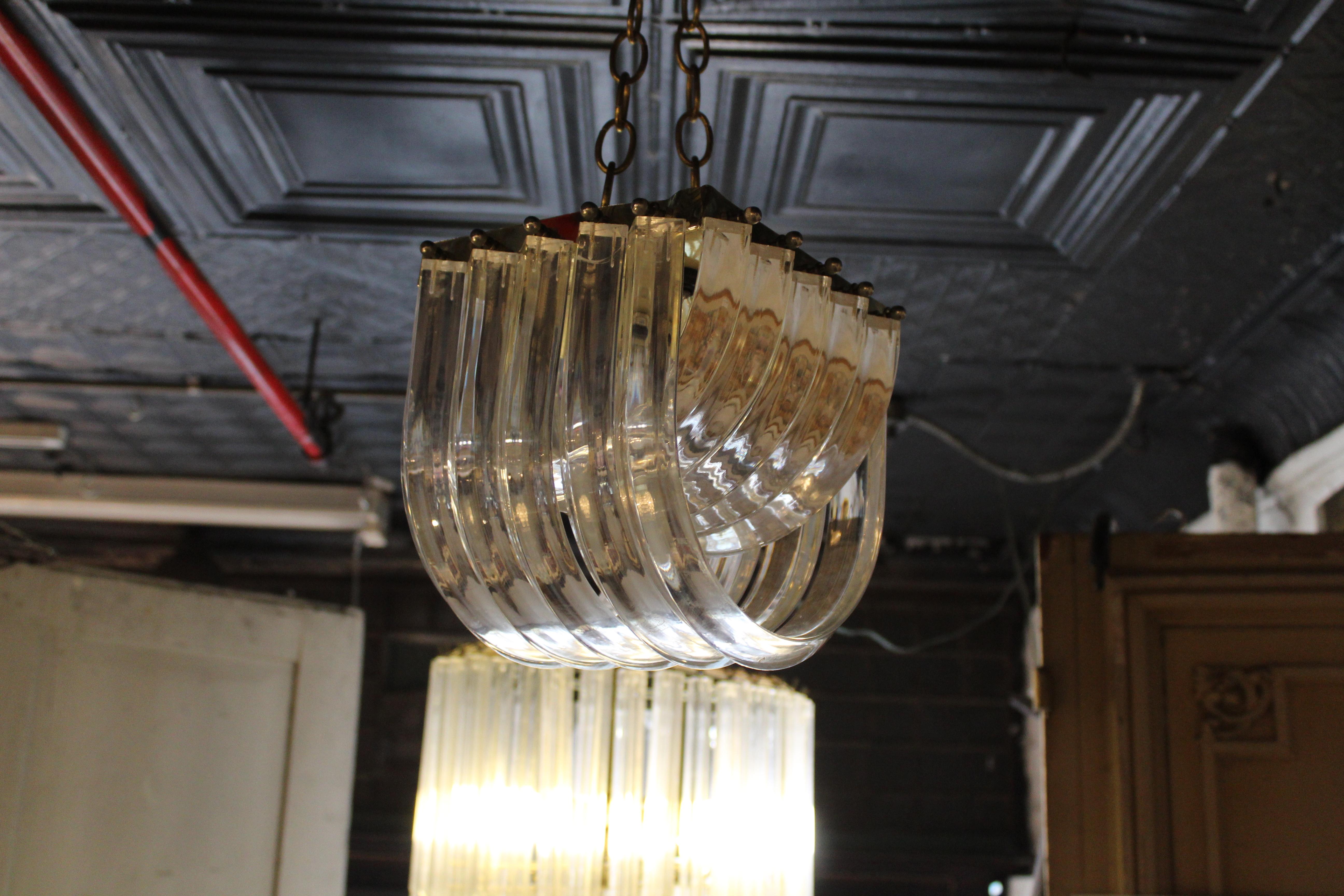 Eleganza del lampadario in lucite moderno di metà secolo In condizioni buone in vendita a Brooklyn, NY
