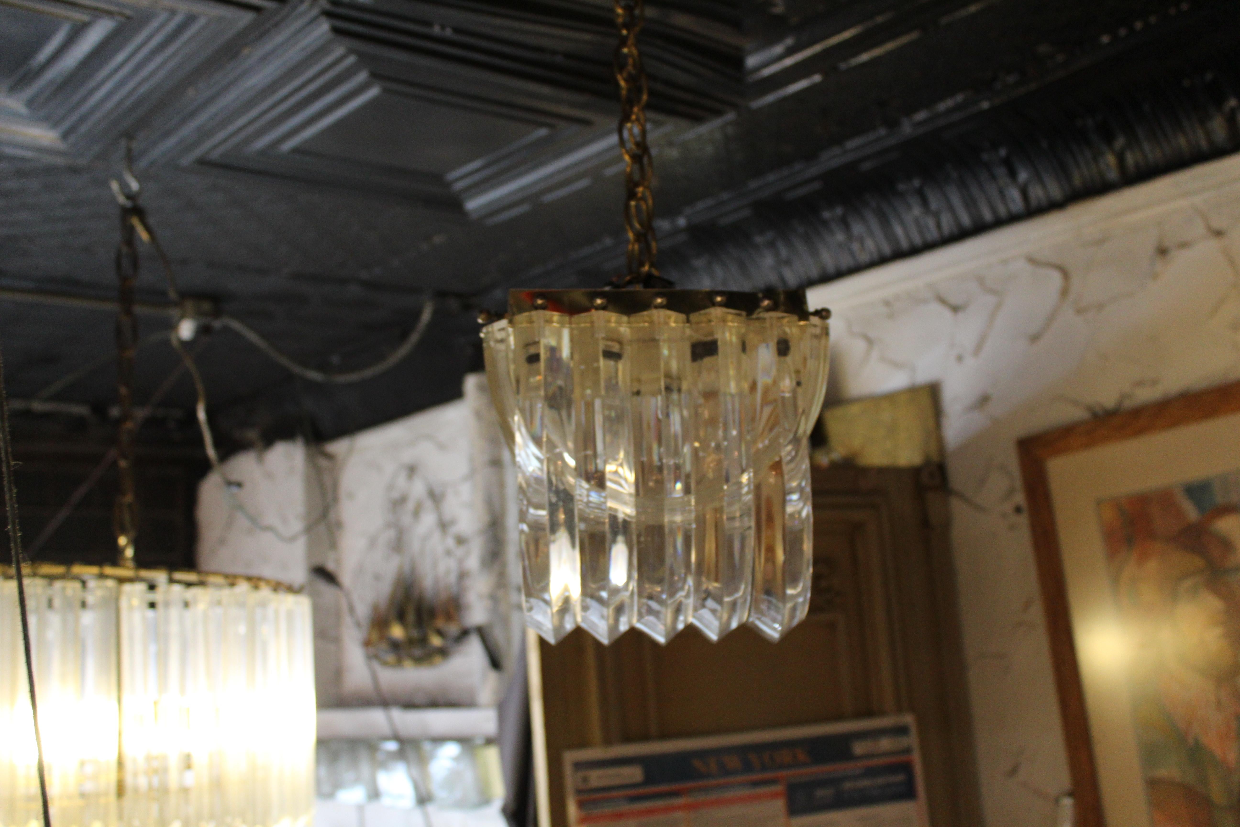 XX secolo Eleganza del lampadario in lucite moderno di metà secolo in vendita