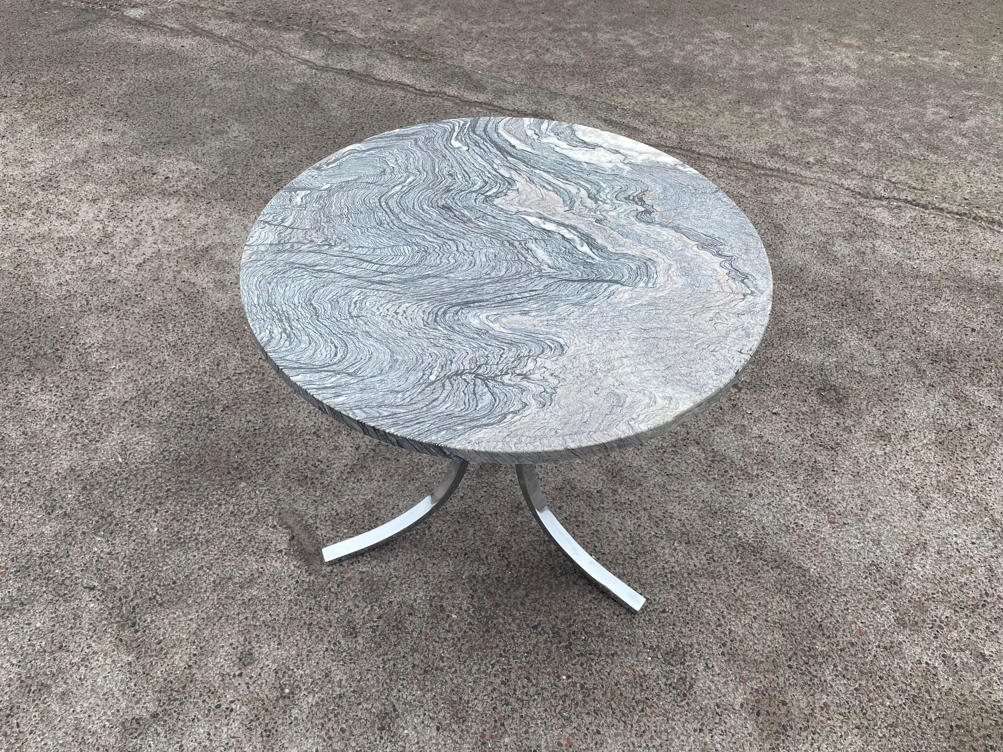 Italian Elegant Mid-Century Modern Marble Table from the 1970s For Sale