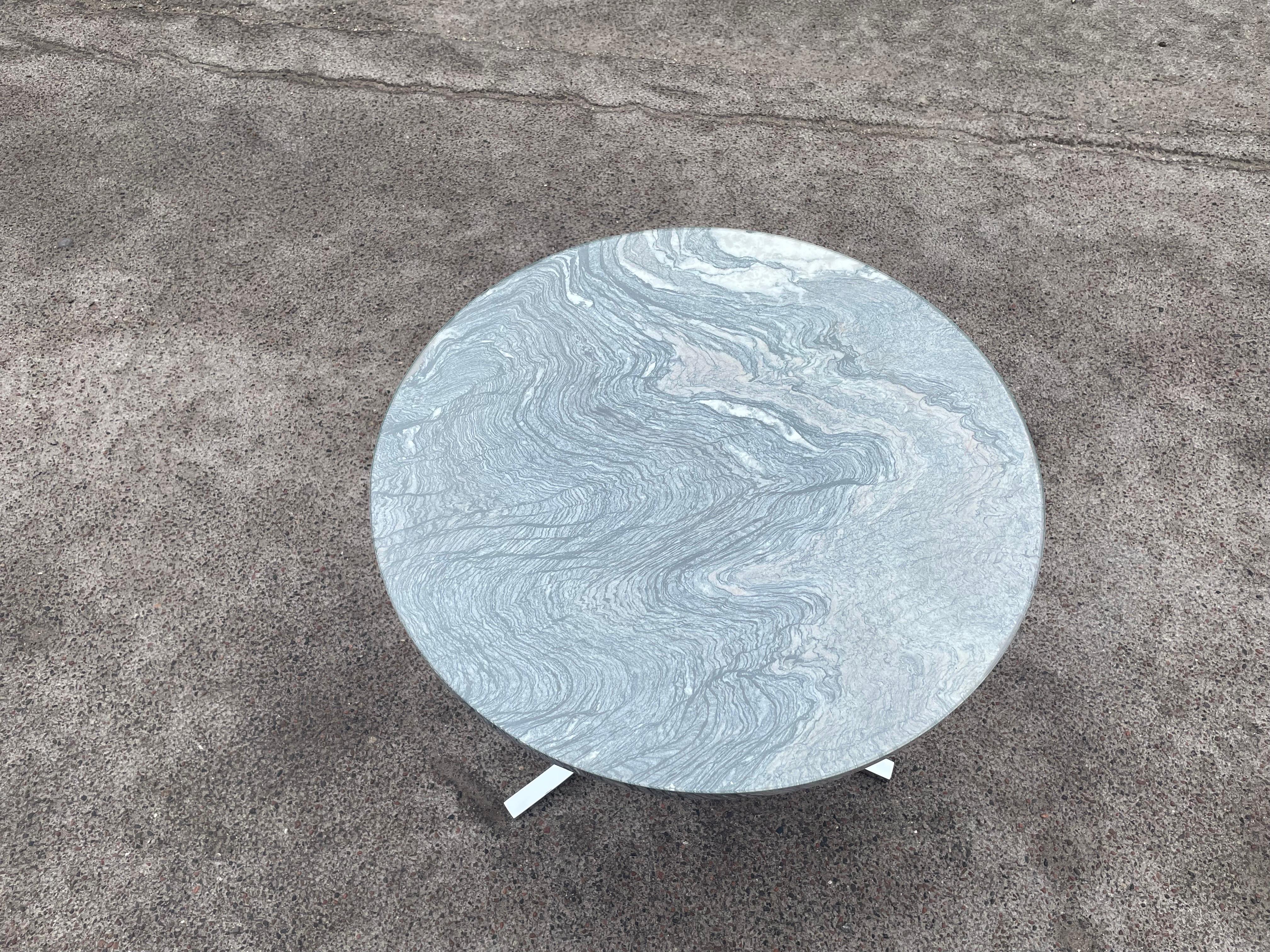Elegant Mid-Century Modern Marble Table from the 1970s For Sale 1