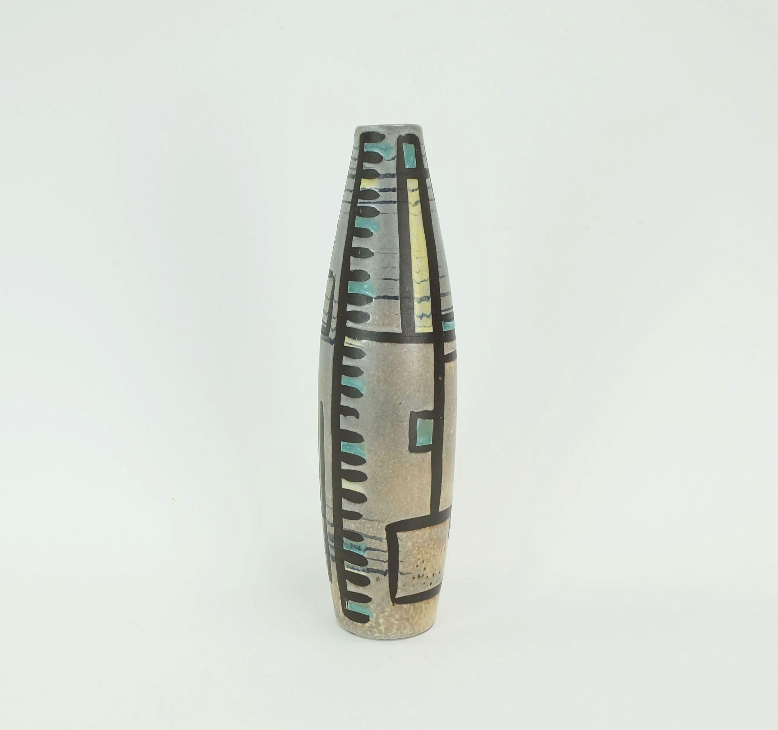 Bellissimo ed elegante vaso in ceramica della metà del secolo scorso con motivo astratto. Prodotto da Marei Keramik (Majolika-Fabrik Rheinbach, Jean Fuss & Sohn KG, Rheinbach, Germania) nel 1958. Model 123 32.

Dimensioni in cm: 
Altezza 32 cm,