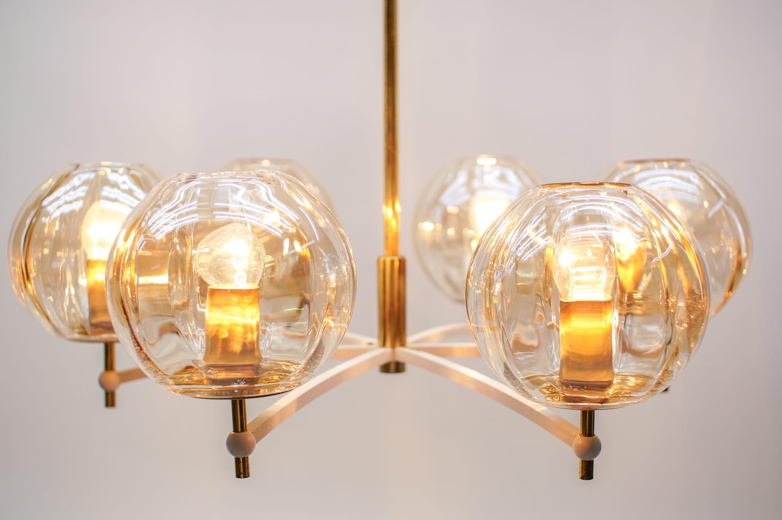 Elegant Mid-Century Modern Orbit Ceiling Lamp in Amber Glass and Brass, 1960s In Good Condition For Sale In Nürnberg, Bayern