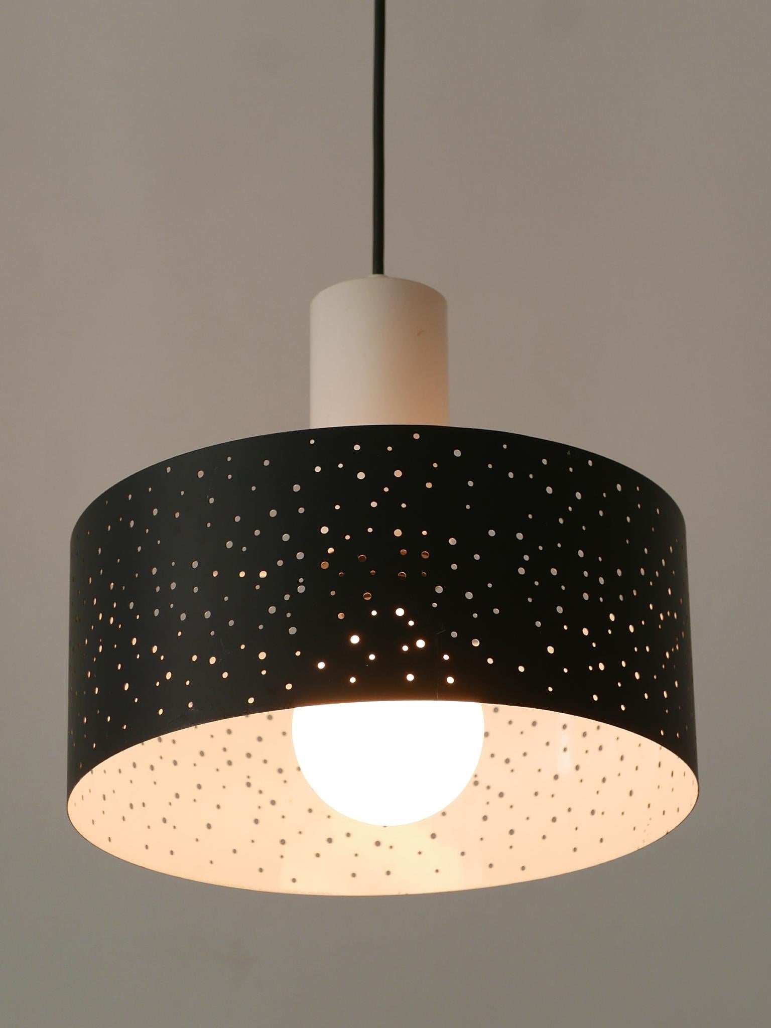 Elegante lámpara colgante o lámpara colgante de metal perforado de la modernidad de mediados de siglo. Diseñado por Ernest Igl para Hillebrand, Alemania, década de 1960.

Realizada en metal perforado y pintado en blanco y negro, la lámpara incluye 1