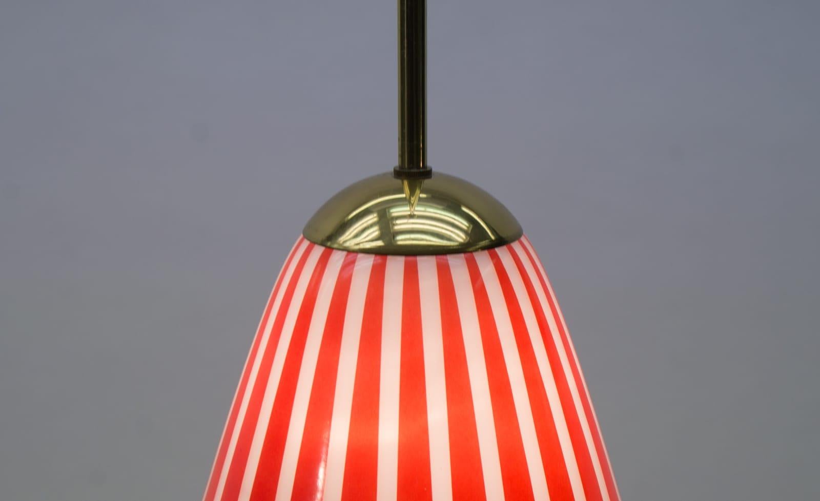 Elegant Mid-Century Modern Pendant Lamp Made of Brass and Glass, 1950s Austria For Sale 5