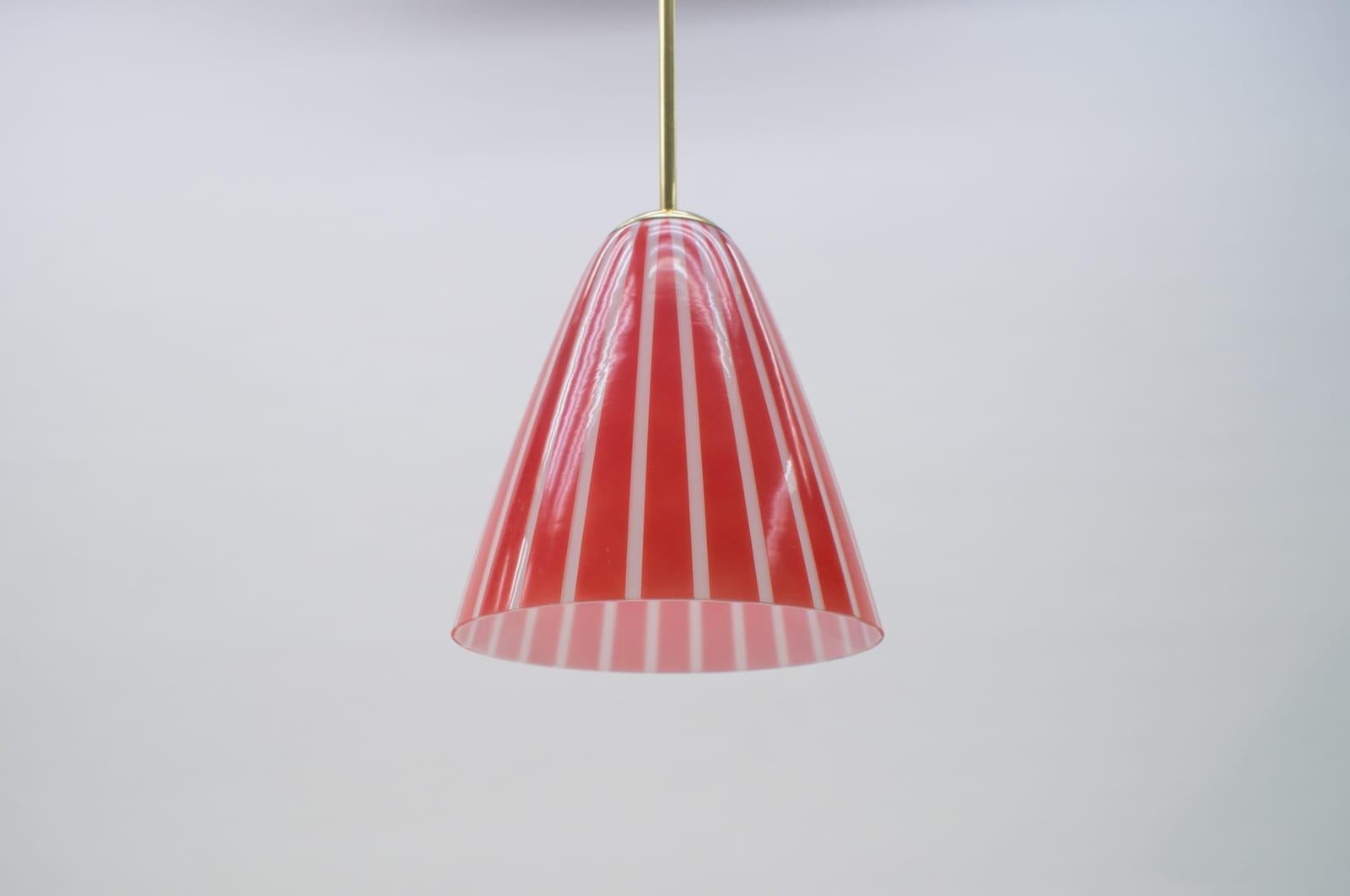 Elegant Mid-Century Modern hanging lamp made of brass and glass, 1950s, Austria.

The lamp need 1 x E27 Edison screw fit bulb. Its wired, in working condition and run both on 110 / 230 volt.