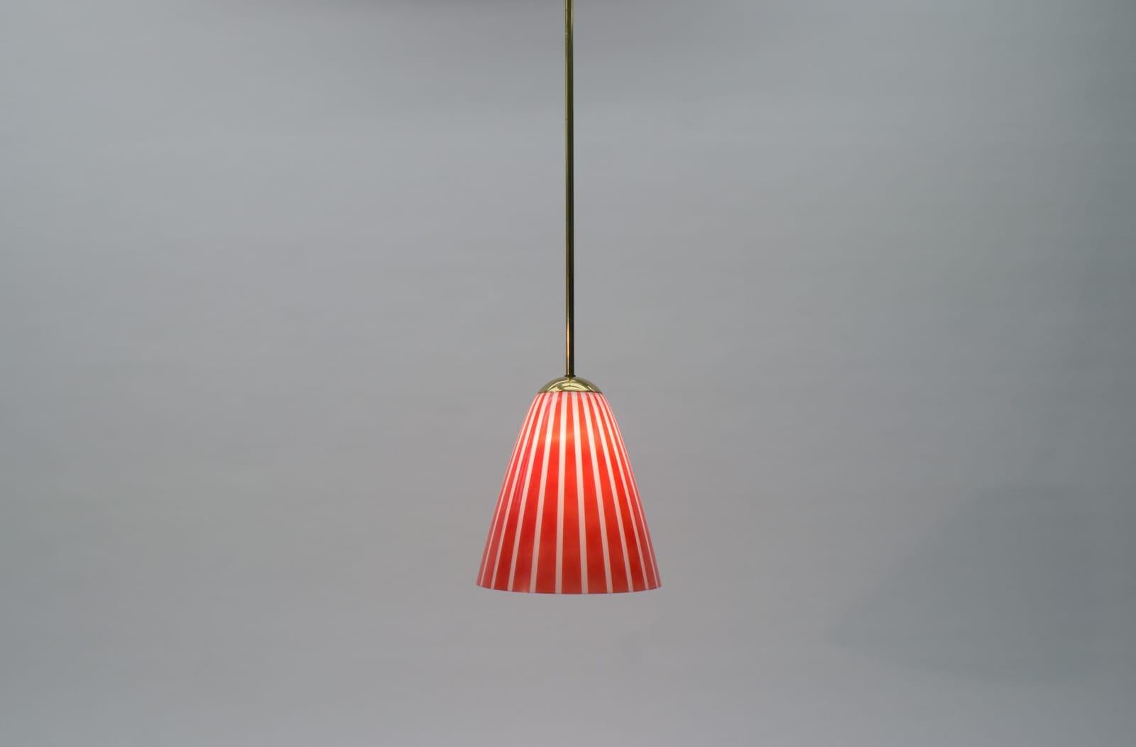 Elegant Mid-Century Modern Pendant Lamp Made of Brass and Glass, 1950s Austria In Good Condition For Sale In Nürnberg, Bayern