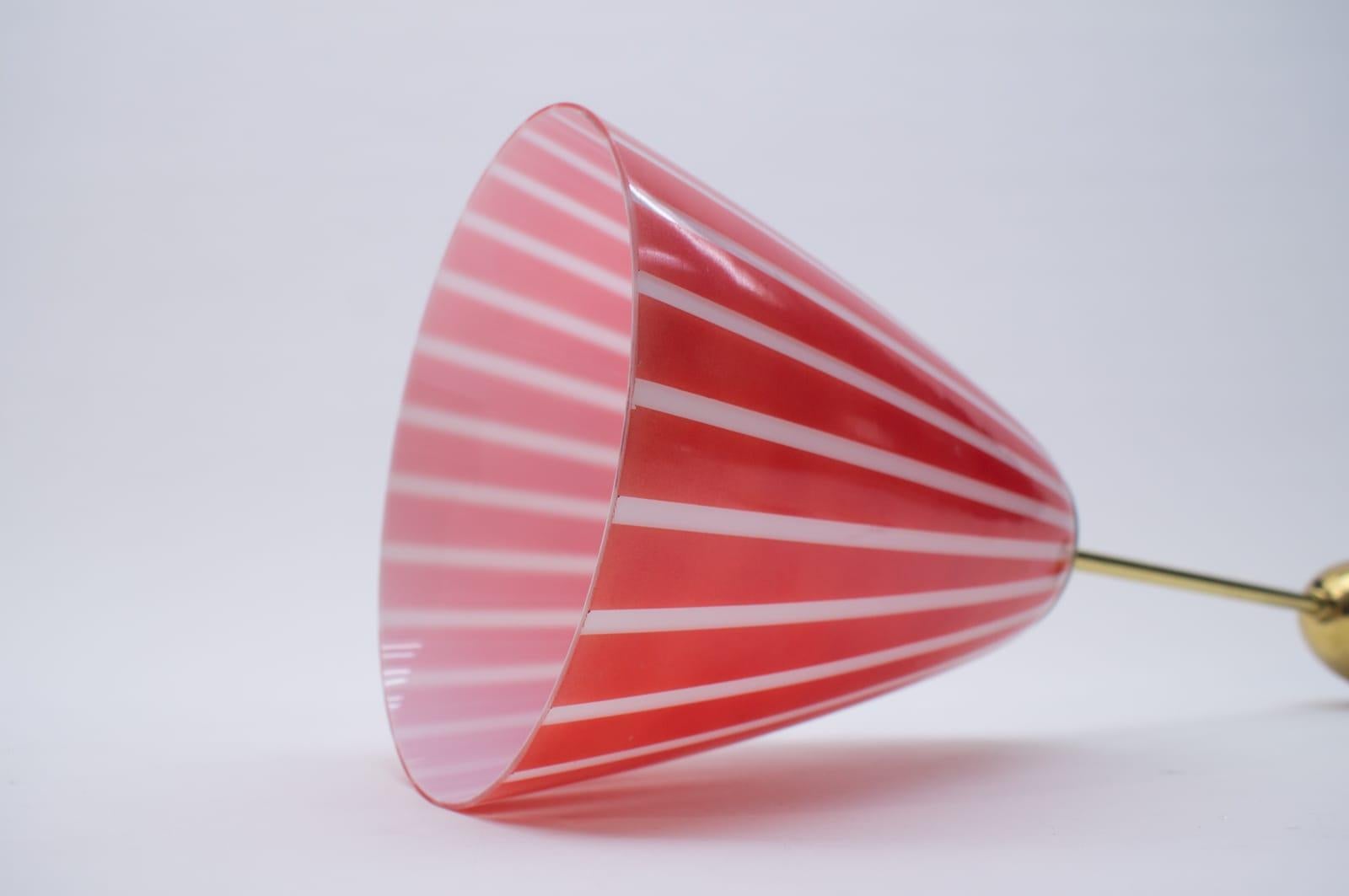Metà XX secolo Elegante lampada a sospensione moderna di metà secolo in ottone e vetro, anni '50 - Austria in vendita