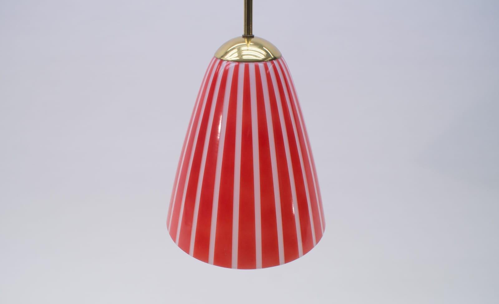 Elegant Mid-Century Modern Pendant Lamp Made of Brass and Glass, 1950s Austria For Sale 2