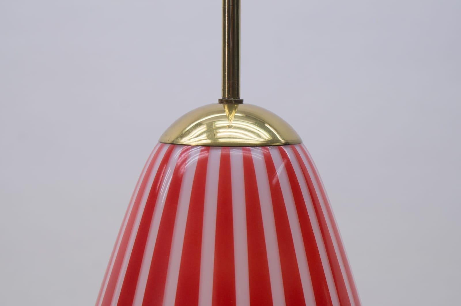 Elegant Mid-Century Modern Pendant Lamp Made of Brass and Glass, 1950s Austria For Sale 3