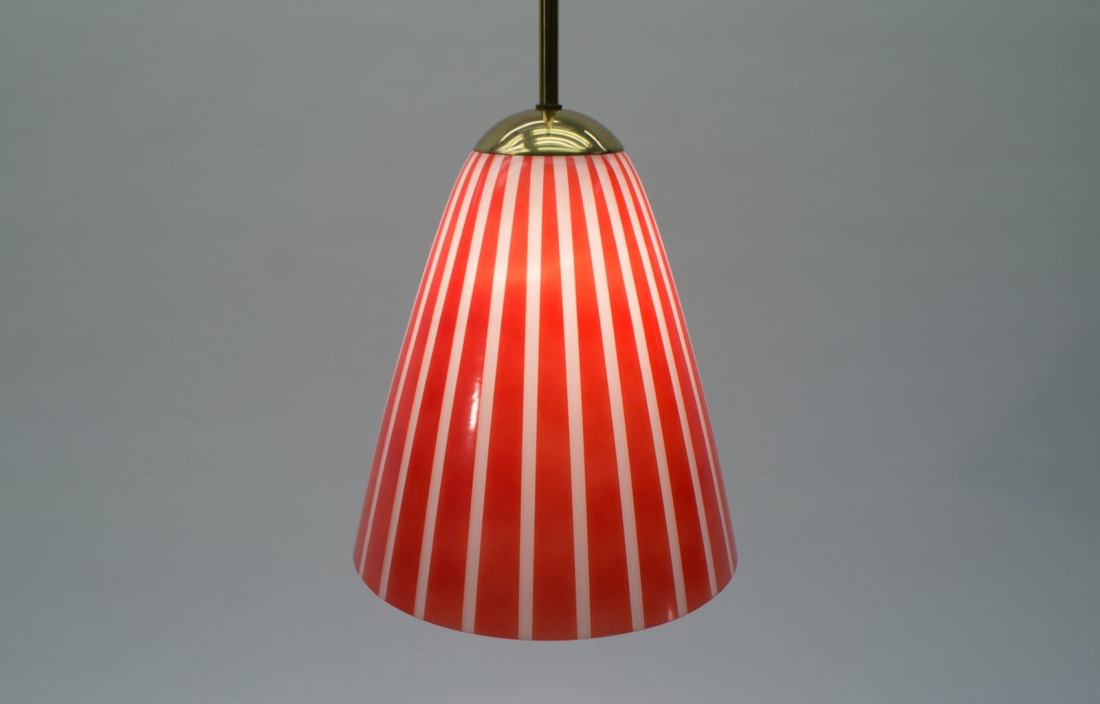 Elegant Mid-Century Modern Pendant Lamp Made of Brass and Glass, 1950s Austria For Sale 4