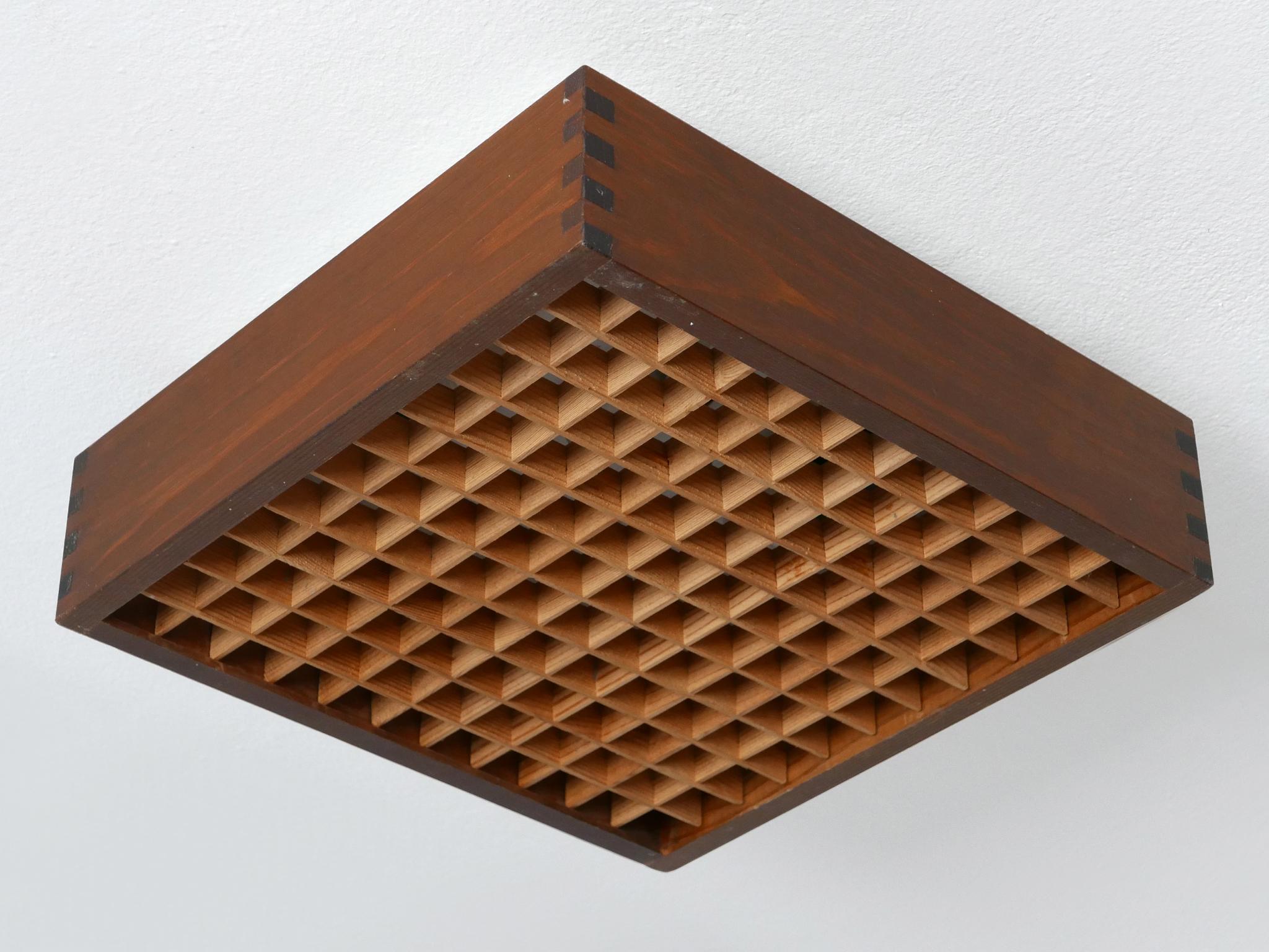 Elegant et très décoratif plafonnier carré ou encastré Mid-Century Modern-Decor avec grilles en bois amovibles. Conçu et fabriqué en Suède, dans les années 1970.

Deux pièces identiques sont disponibles.

Exécuté en métal émaillé blanc, en bois de