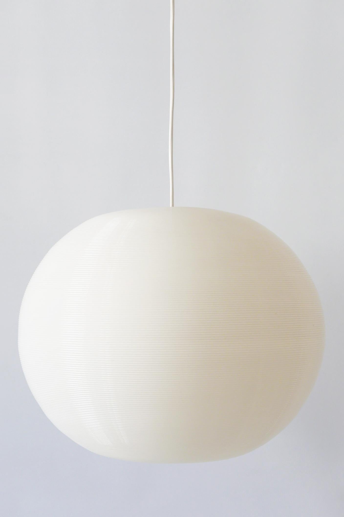 Lovely Mid-Century Modern pendant lamp or hanging light. Designed by Yasha Heifetz for Rotaflex Heifetz, 1960s, USA.

Executed in spun plastic, it comes with 1 x E27 Edison screw fit bulb holder, is rewired and in working condition. It runs both on