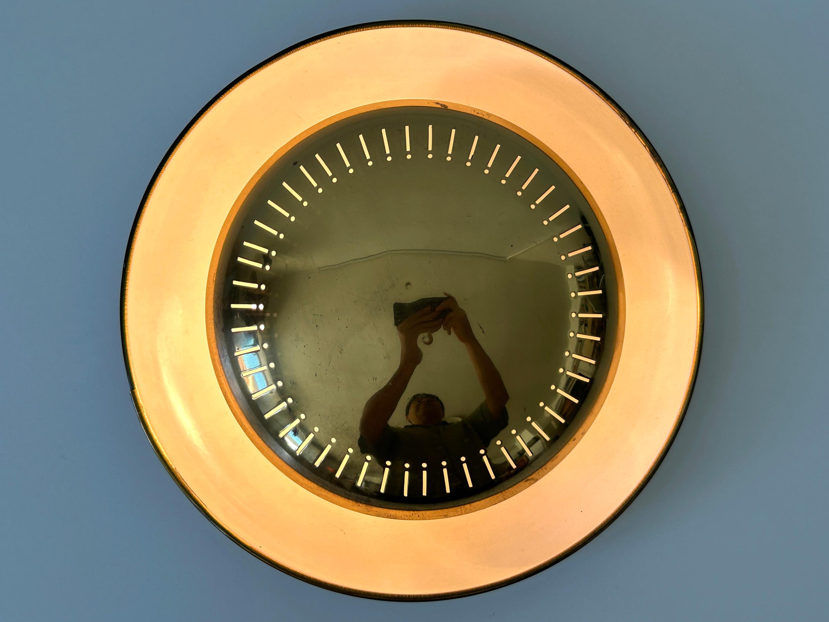 Rare, élégant et très décoratif plafonnier ou applique Modern-Decor. Fabriqué probablement par Hillebrand Leuchten, Allemagne, années 1950.

Réalisé en laiton et métal partiellement perforé, le luminaire est livré avec 2 x E14  / Supports d'ampoules