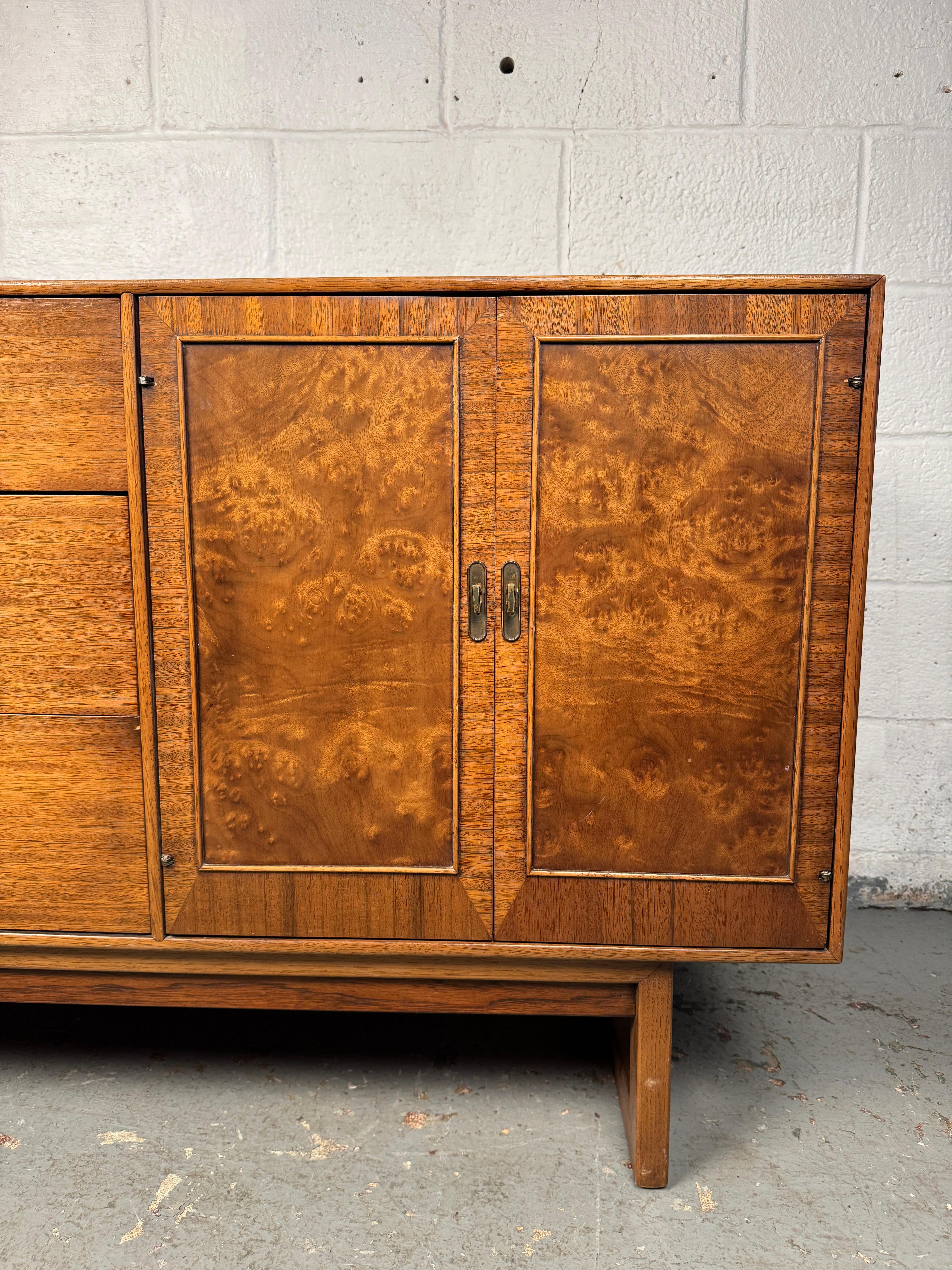 Elegant Mid-Century Modern Sideboard By Drexel For Sale 5