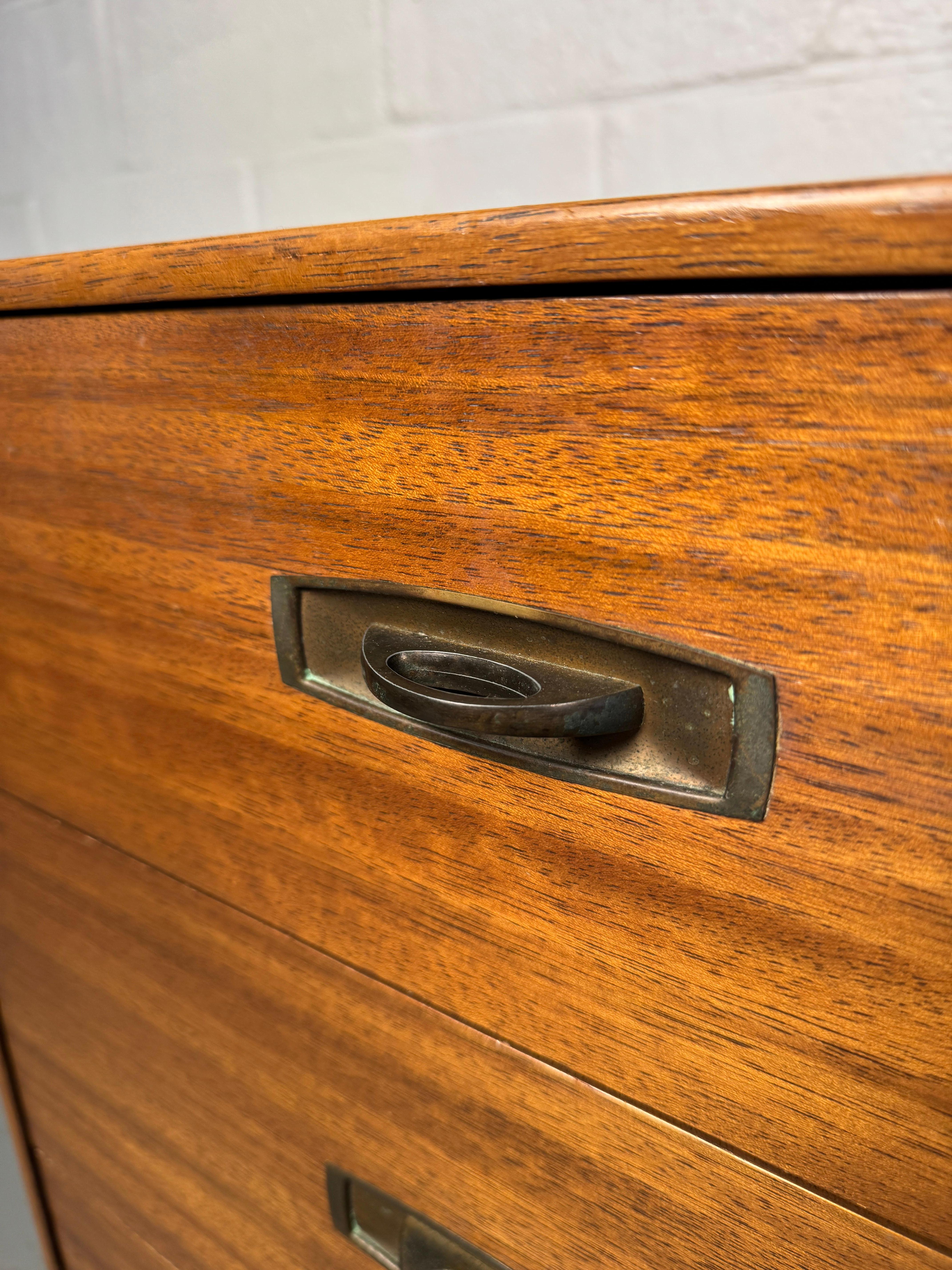 Elegant Mid-Century Modern Sideboard By Drexel For Sale 7