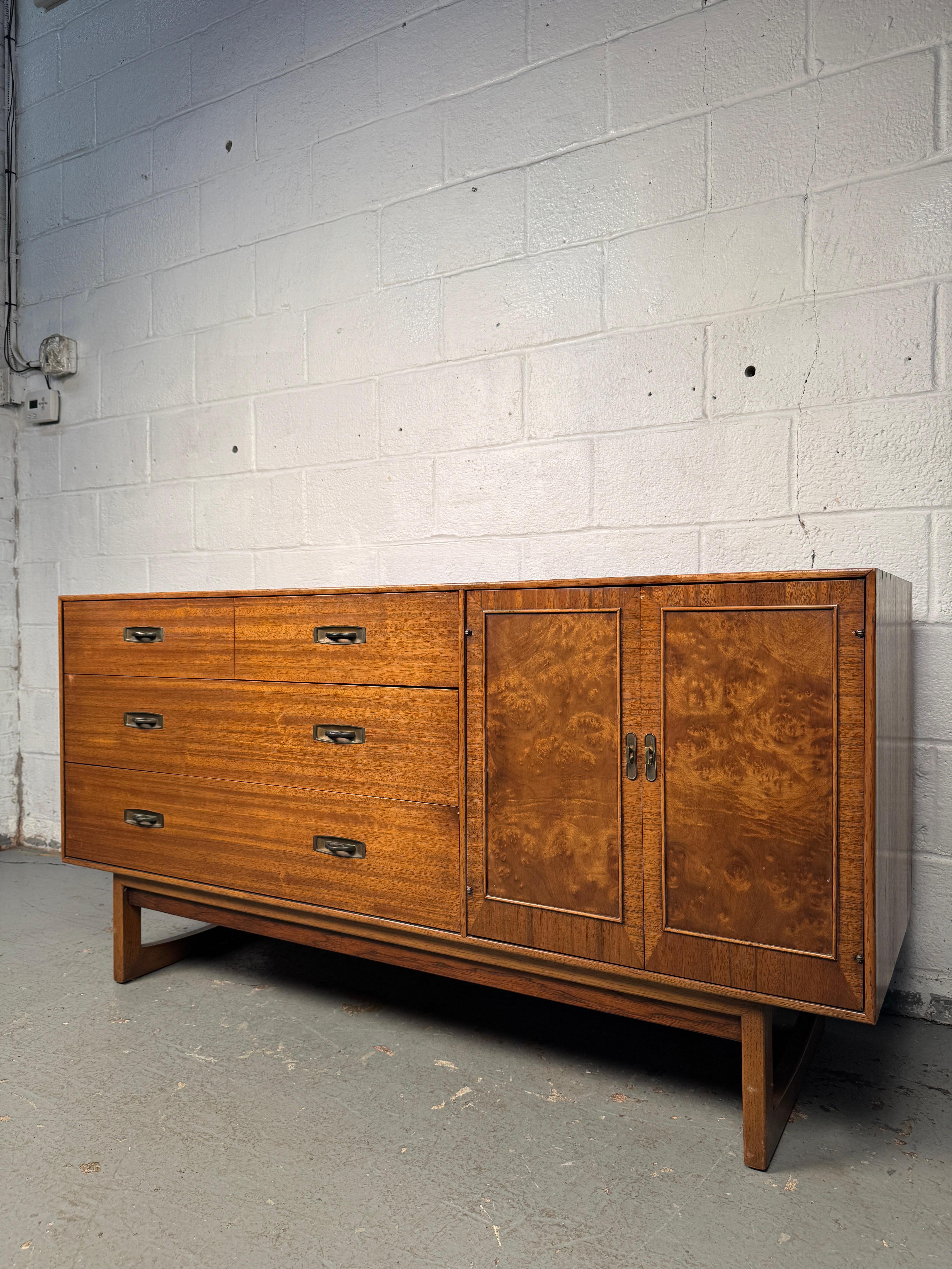 Elegant Mid-Century Modern Sideboard By Drexel In Good Condition For Sale In Brooklyn, NY