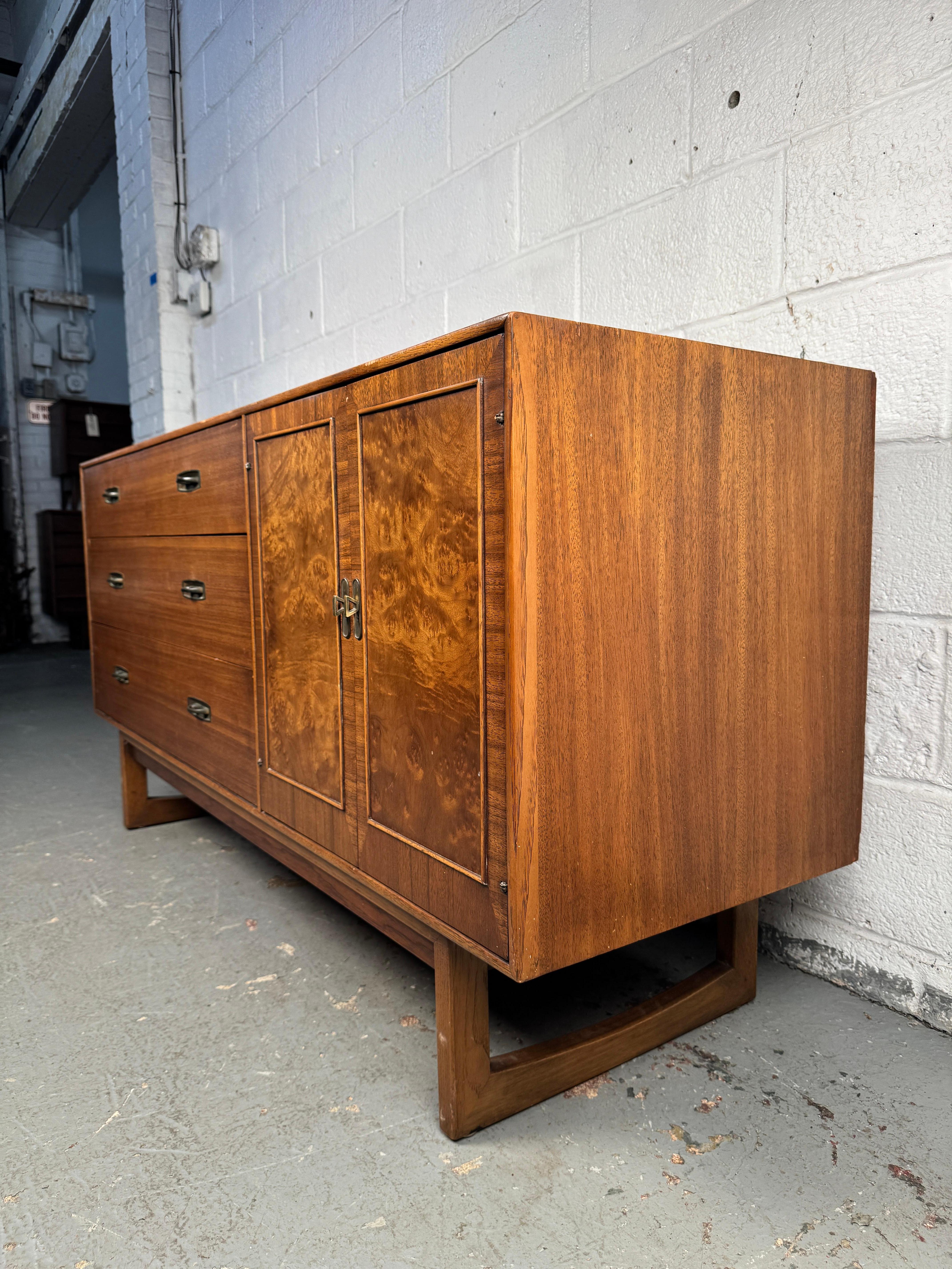 20th Century Elegant Mid-Century Modern Sideboard By Drexel For Sale