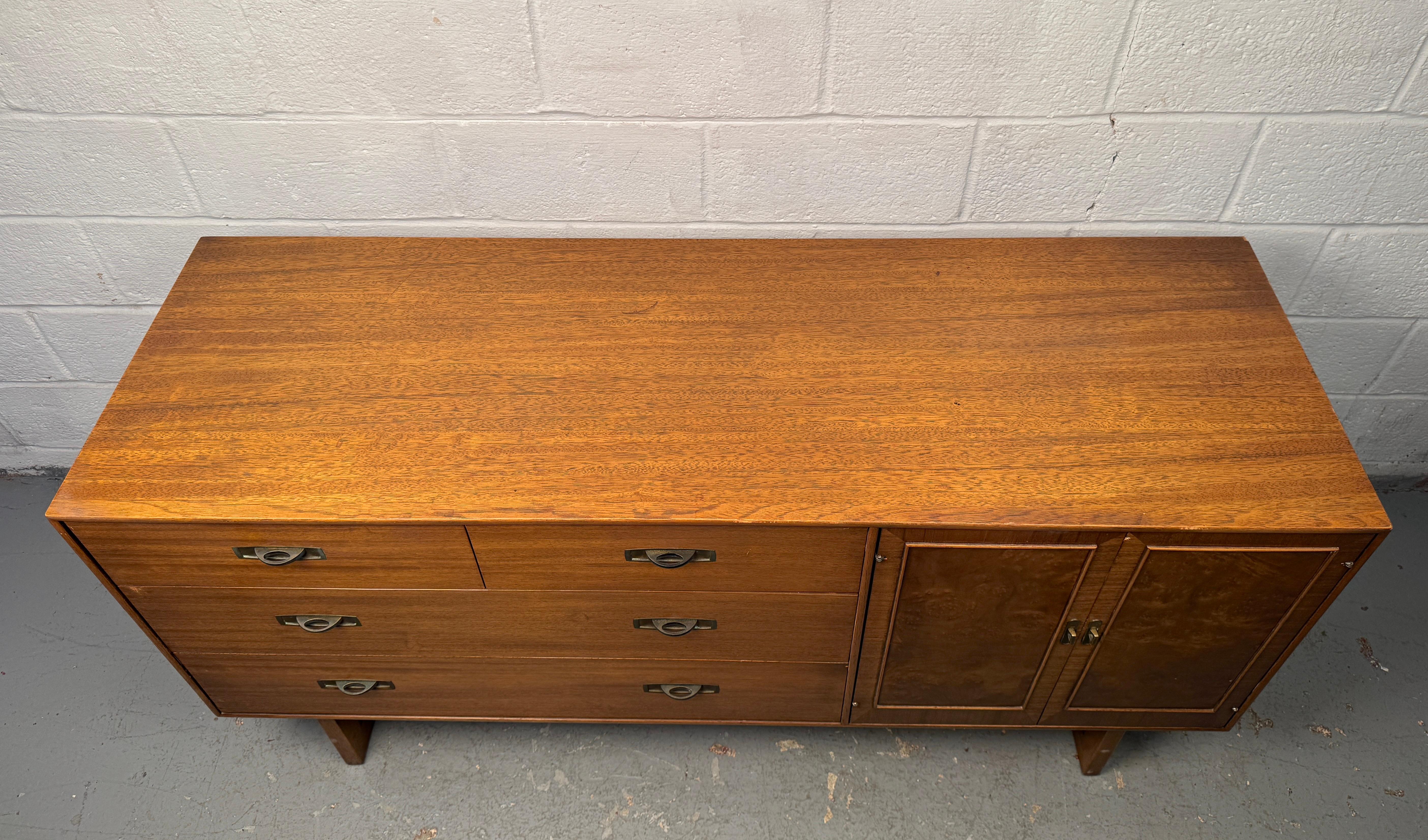 Elegant Mid-Century Modern Sideboard By Drexel For Sale 1
