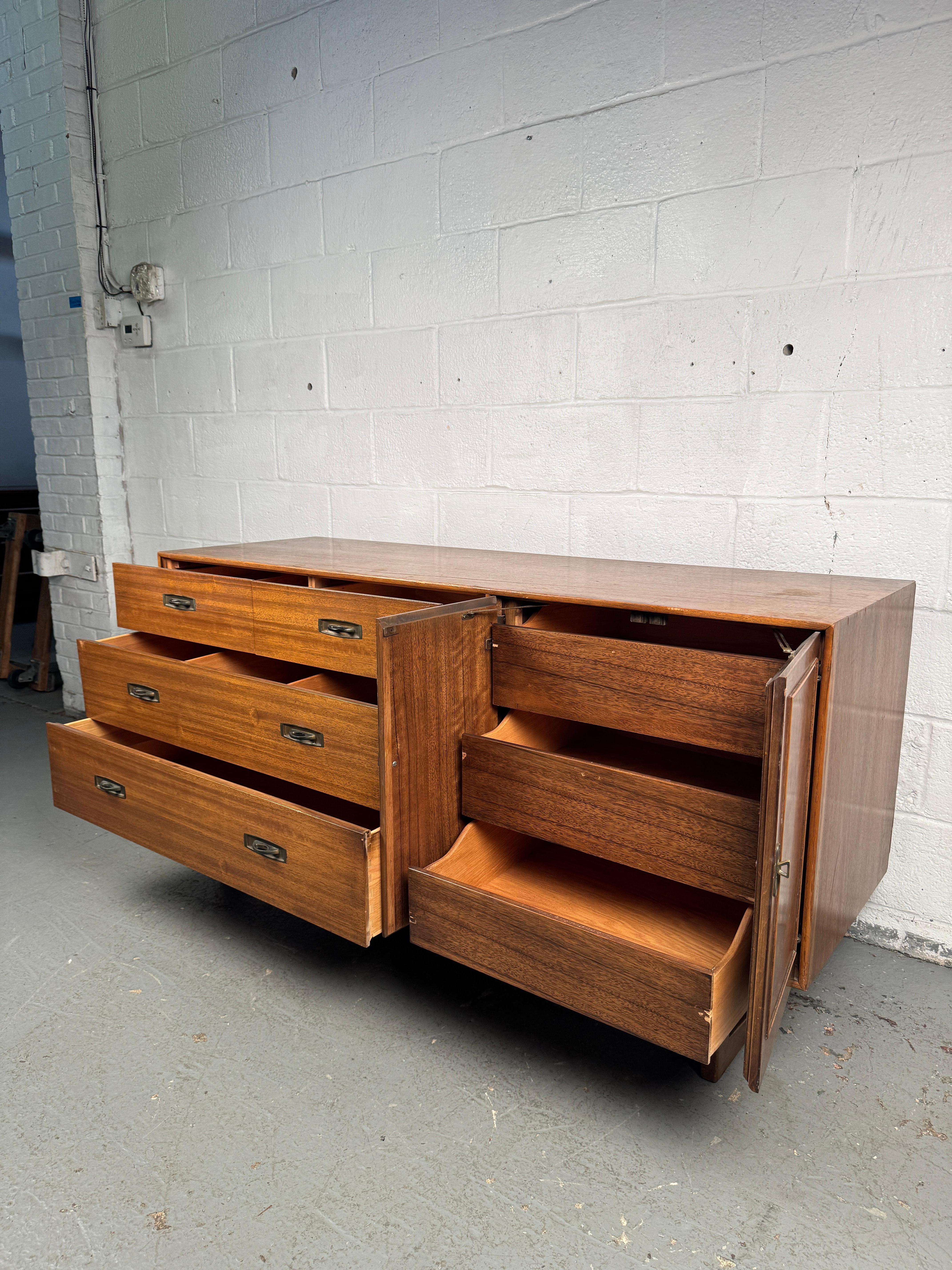 Elegant Mid-Century Modern Sideboard By Drexel For Sale 3