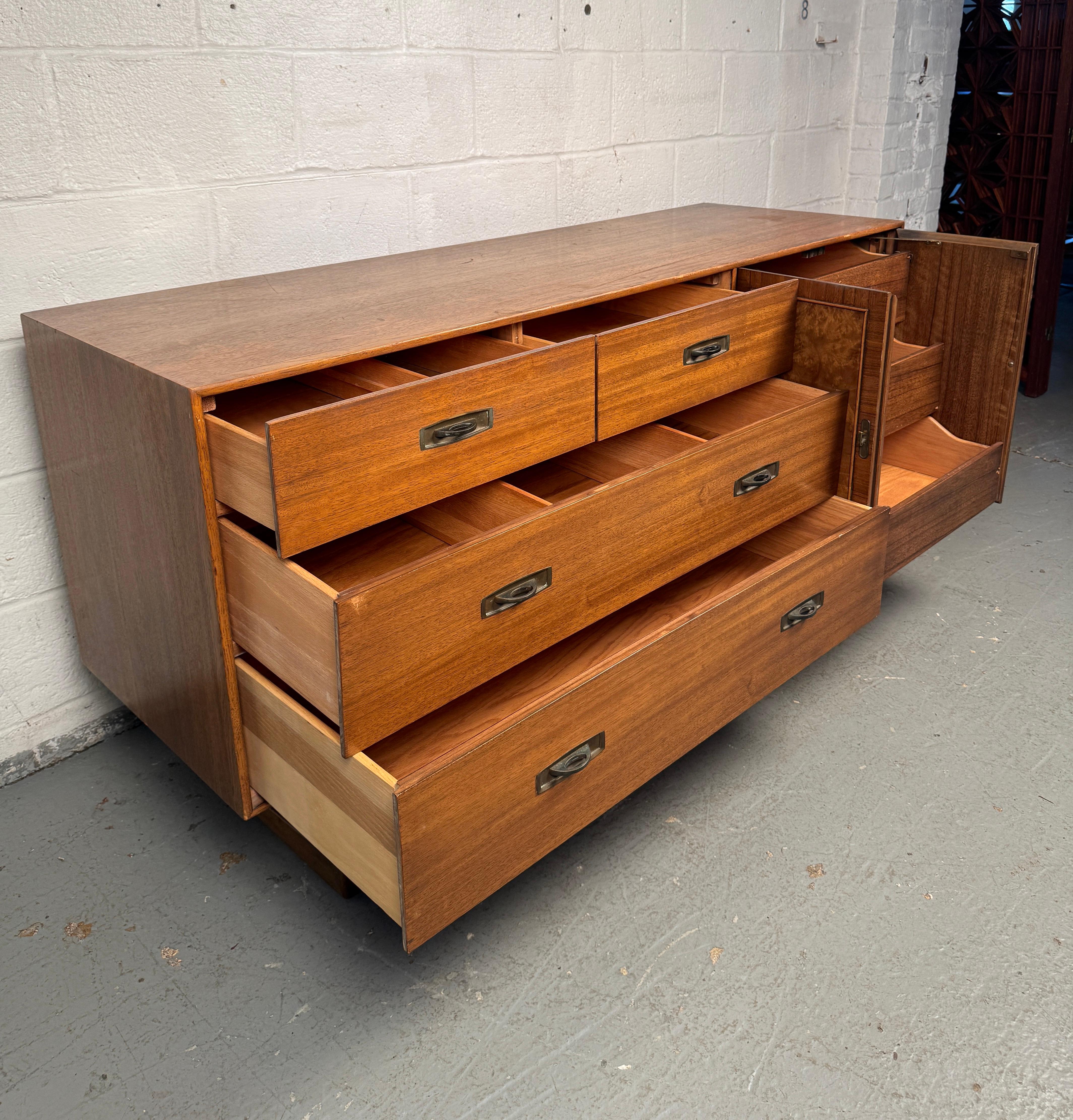 Elegant Mid-Century Modern Sideboard By Drexel For Sale 4