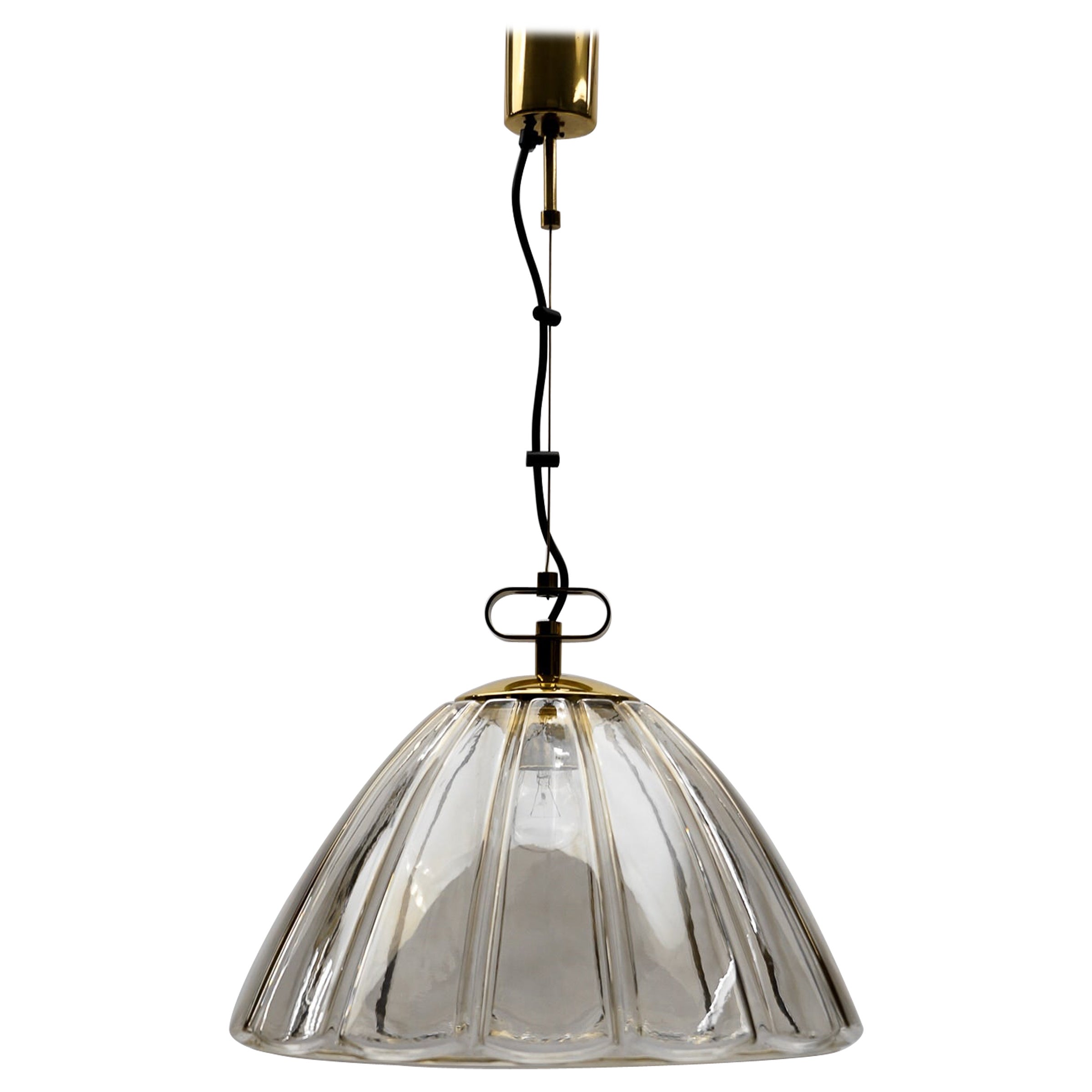 Elegante lámpara colgante de cristal ahumado moderna de mediados de siglo de Limburg, Alemania, años 60