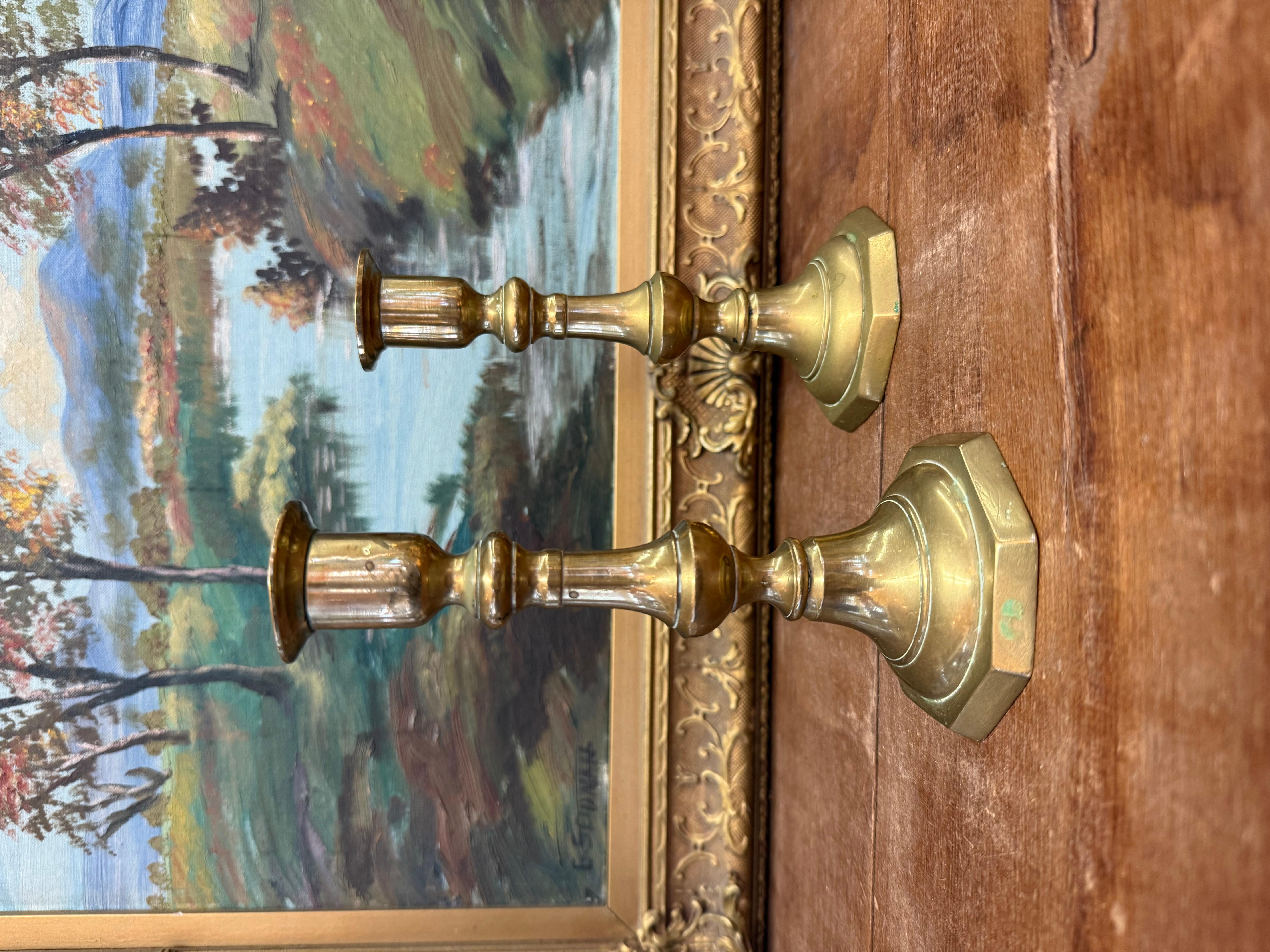 Mid-Century moderno Elegante coppia di portacandele in ottone in stile metà secolo moderno in vendita