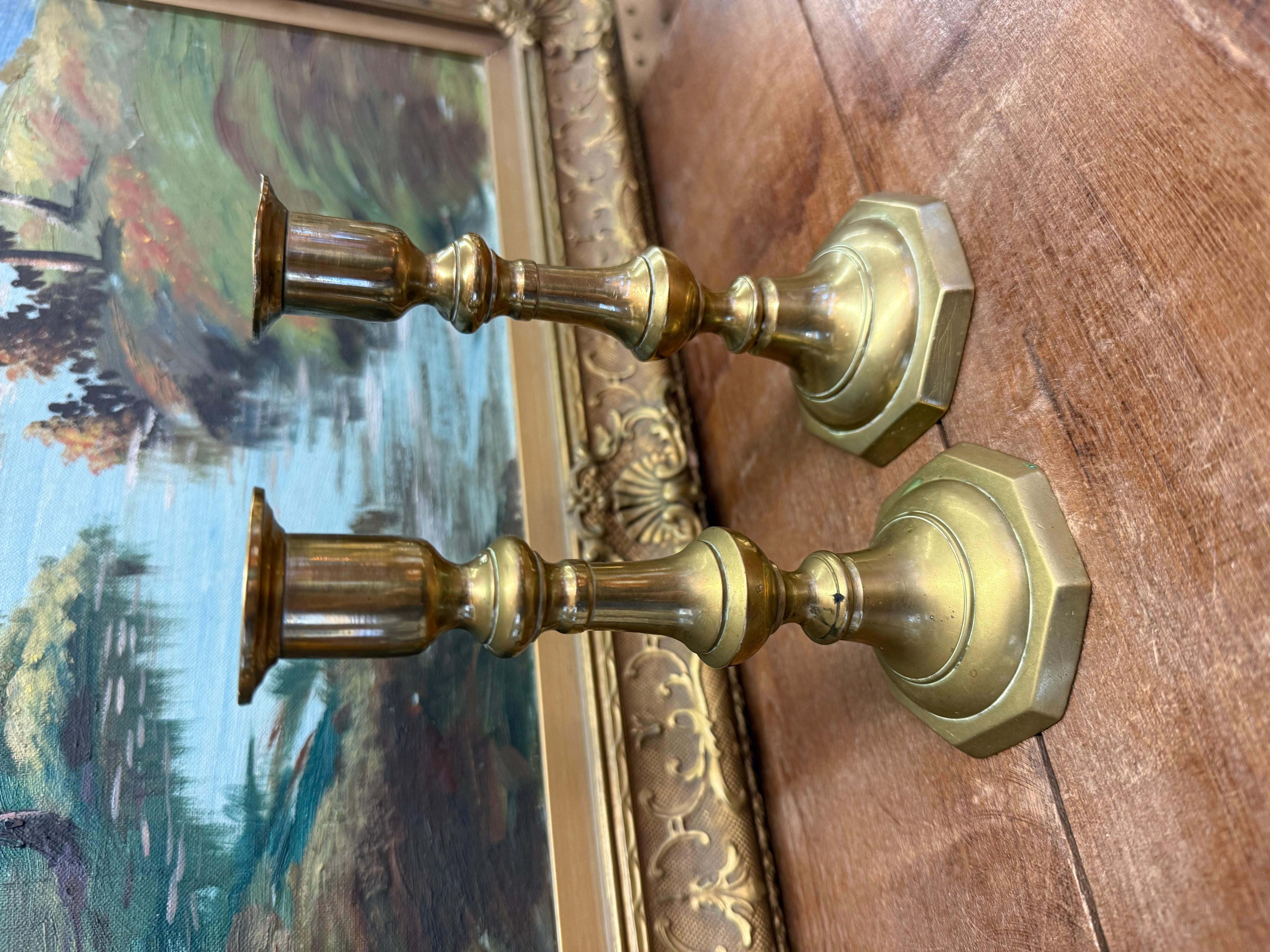 Elegante coppia di portacandele in ottone in stile metà secolo moderno In condizioni buone in vendita a Seattle, WA
