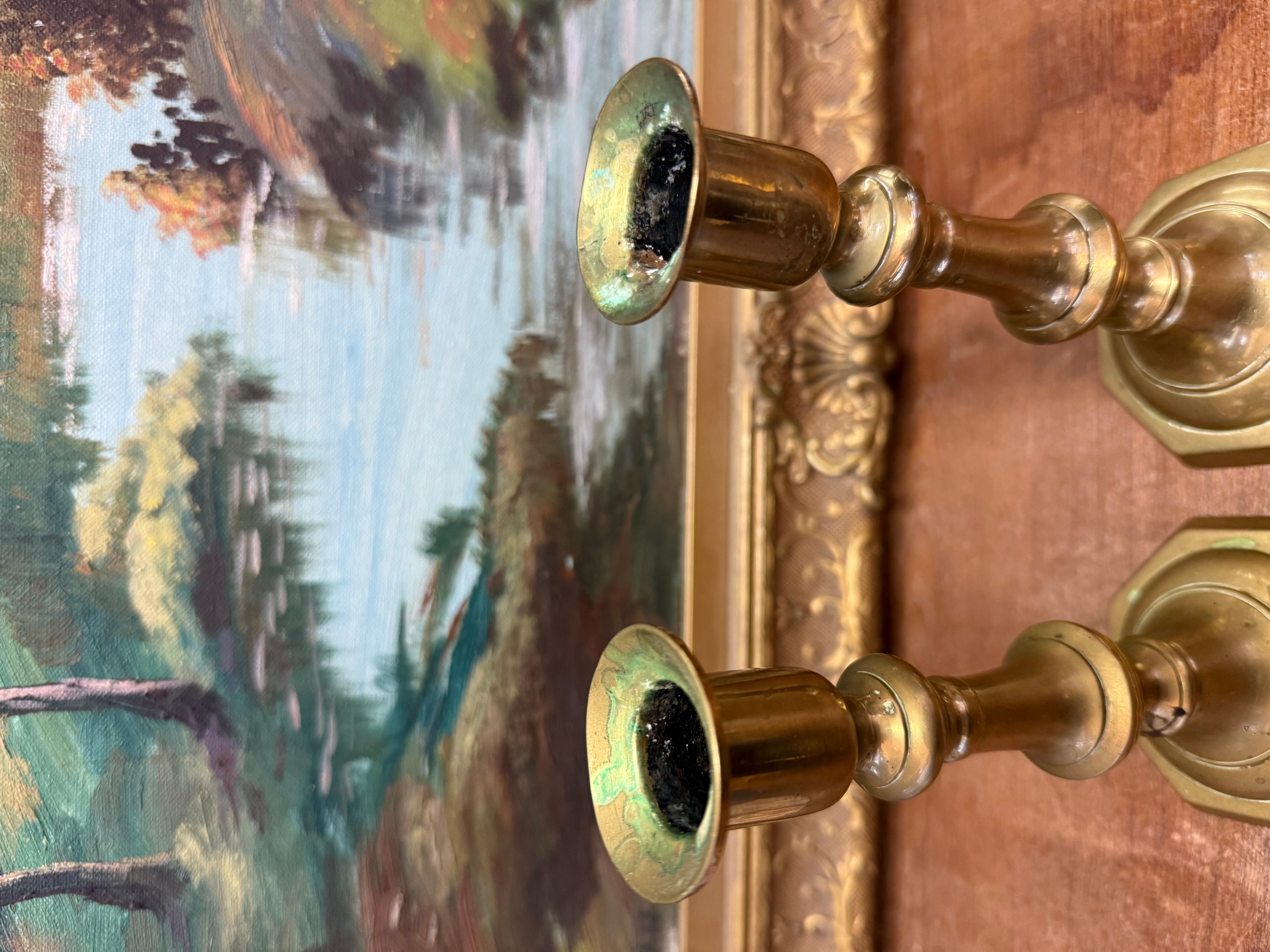 Fine XX secolo Elegante coppia di portacandele in ottone in stile metà secolo moderno in vendita
