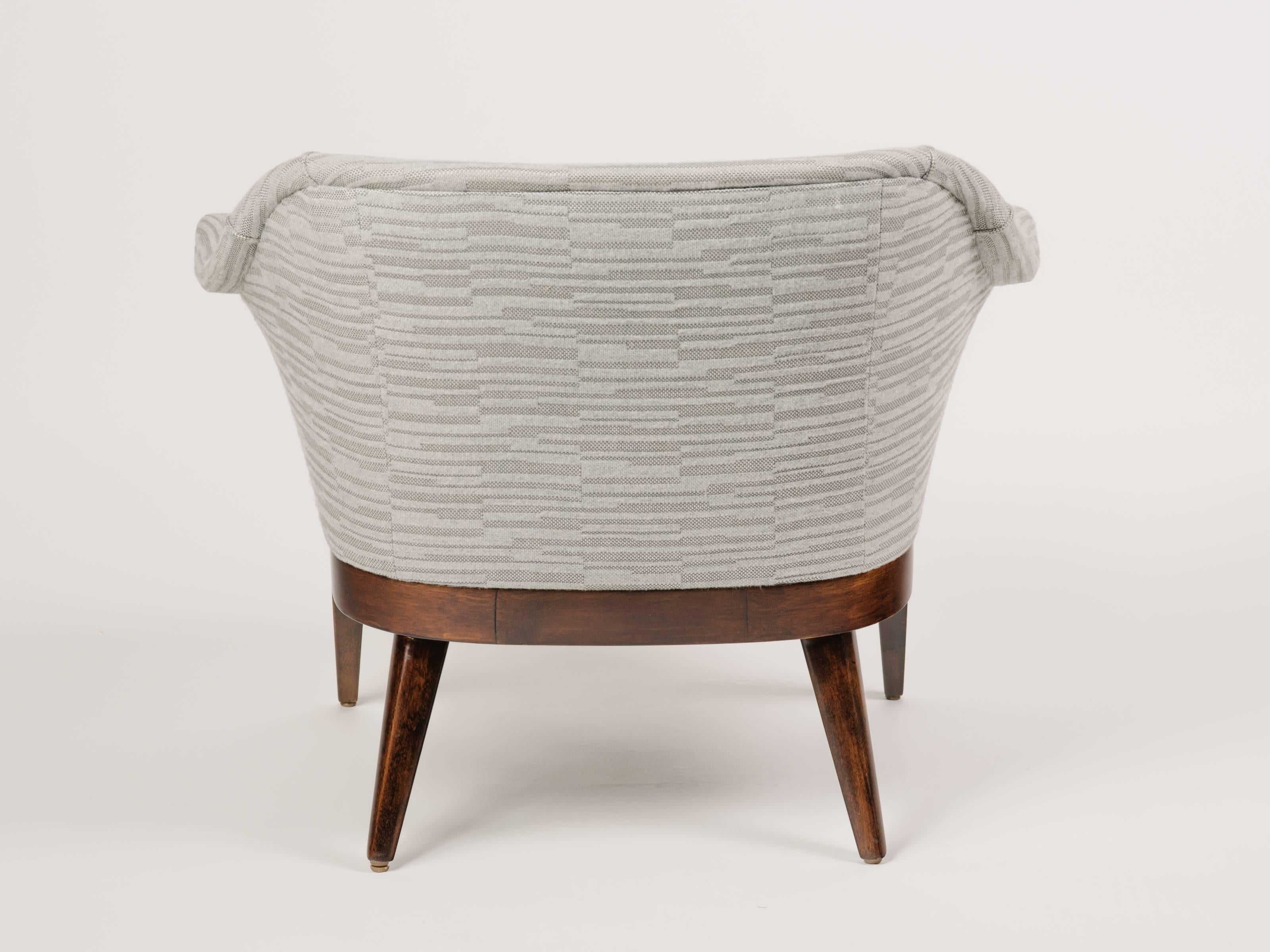 Mid-20th Century Elegant Mid-Century Modern Swan Chair in Embossed Woven Wool