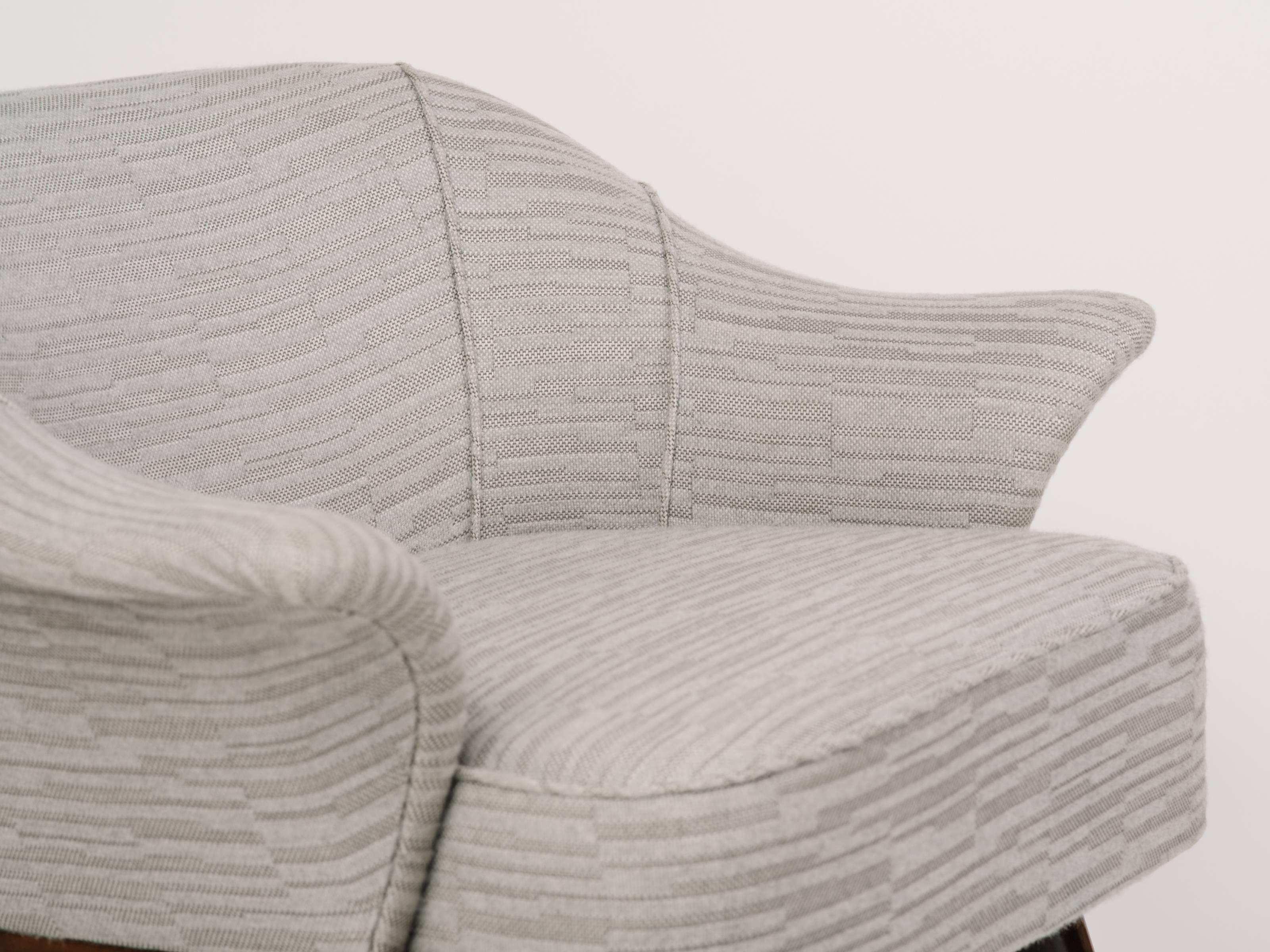 Elegant Mid-Century Modern Swan Chair in Embossed Woven Wool 3