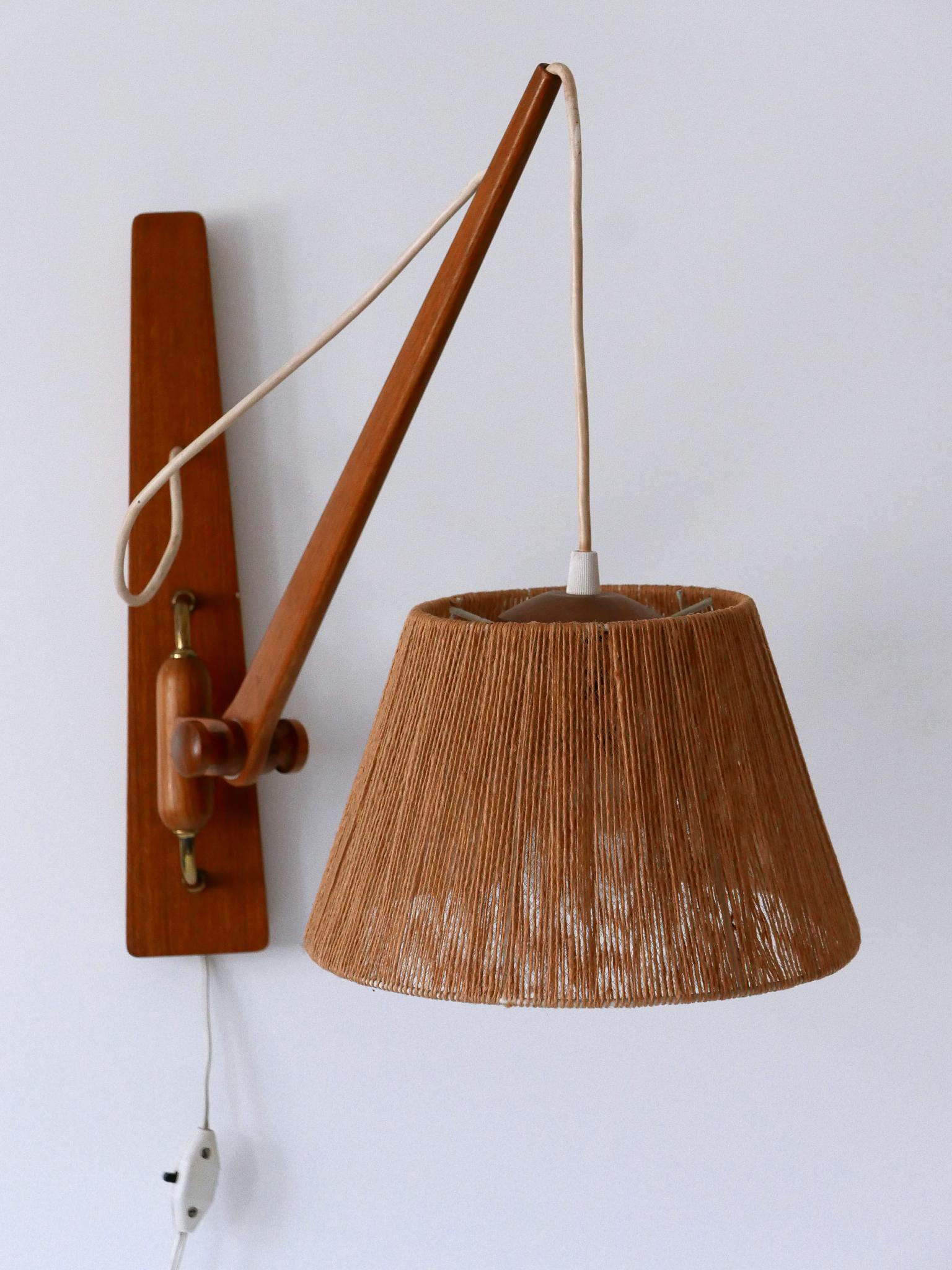 Elegante aplique de pared de madera de teca y sisal del columpio moderno de mediados de siglo Dinamarca Años 60 Moderno de mediados de siglo en venta