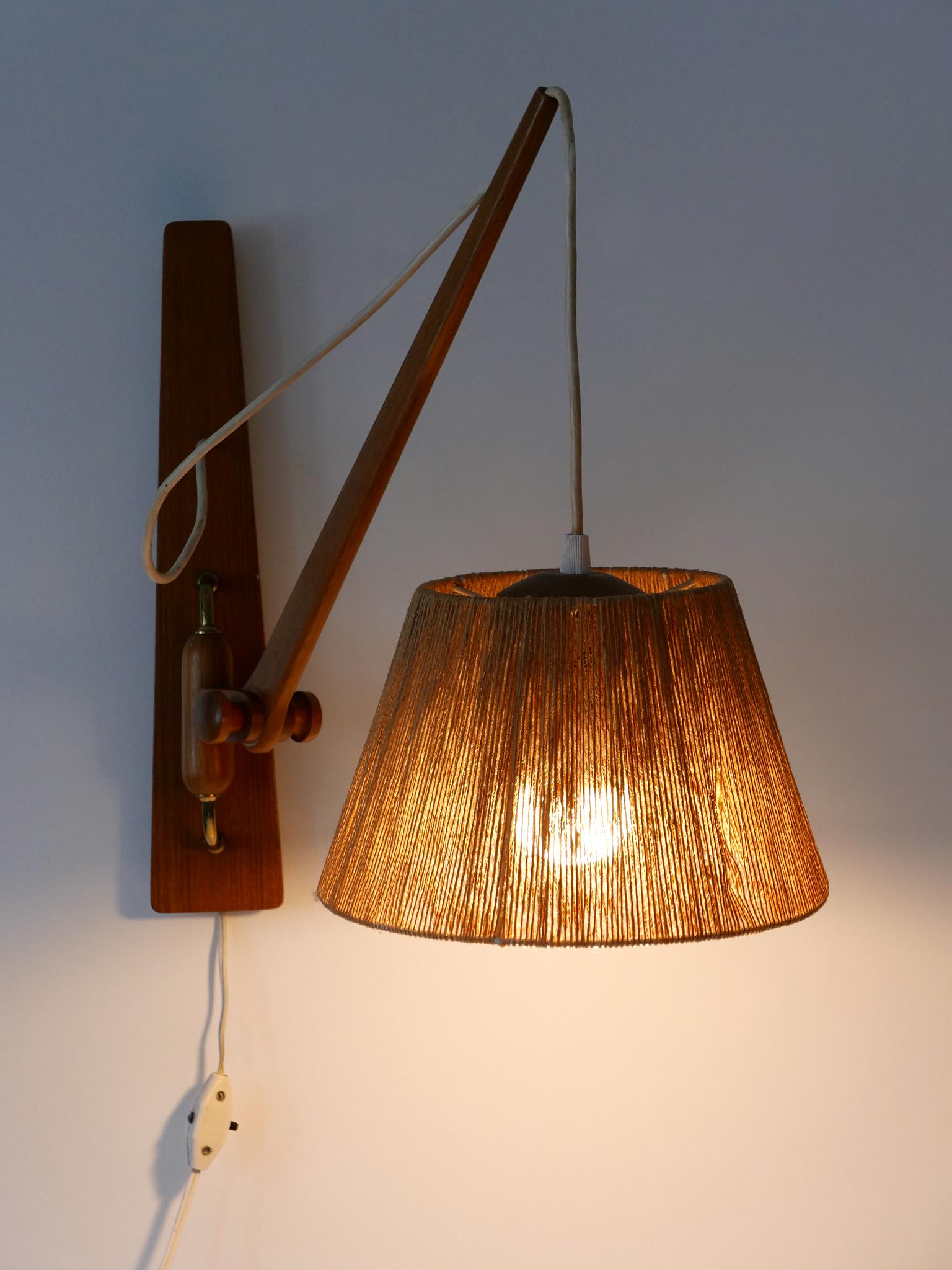 Elegante aplique de pared de madera de teca y sisal del columpio moderno de mediados de siglo Dinamarca Años 60 Danés en venta