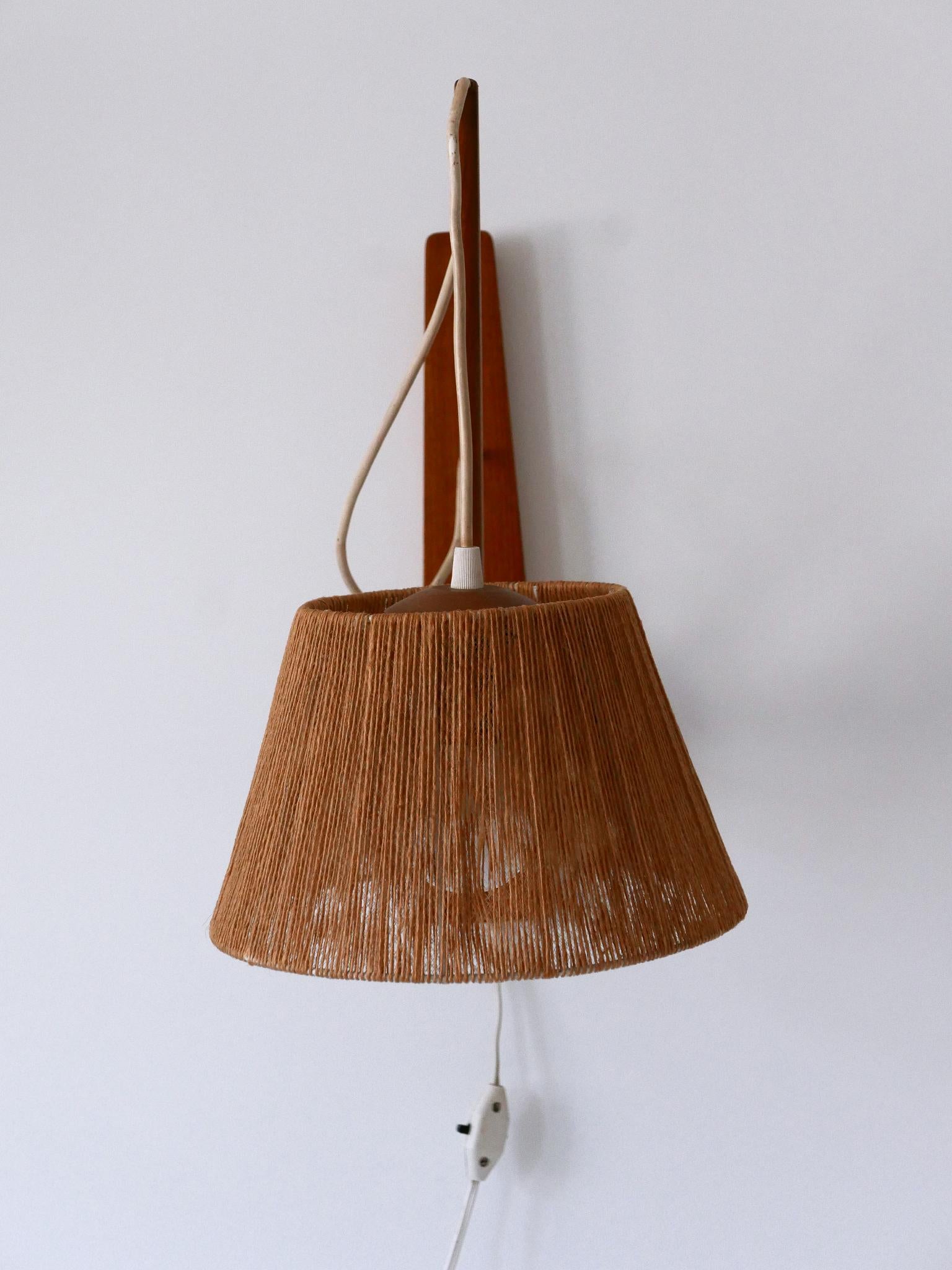 Elegante aplique de pared de madera de teca y sisal del columpio moderno de mediados de siglo Dinamarca Años 60 en Bueno estado para la venta en Munich, DE