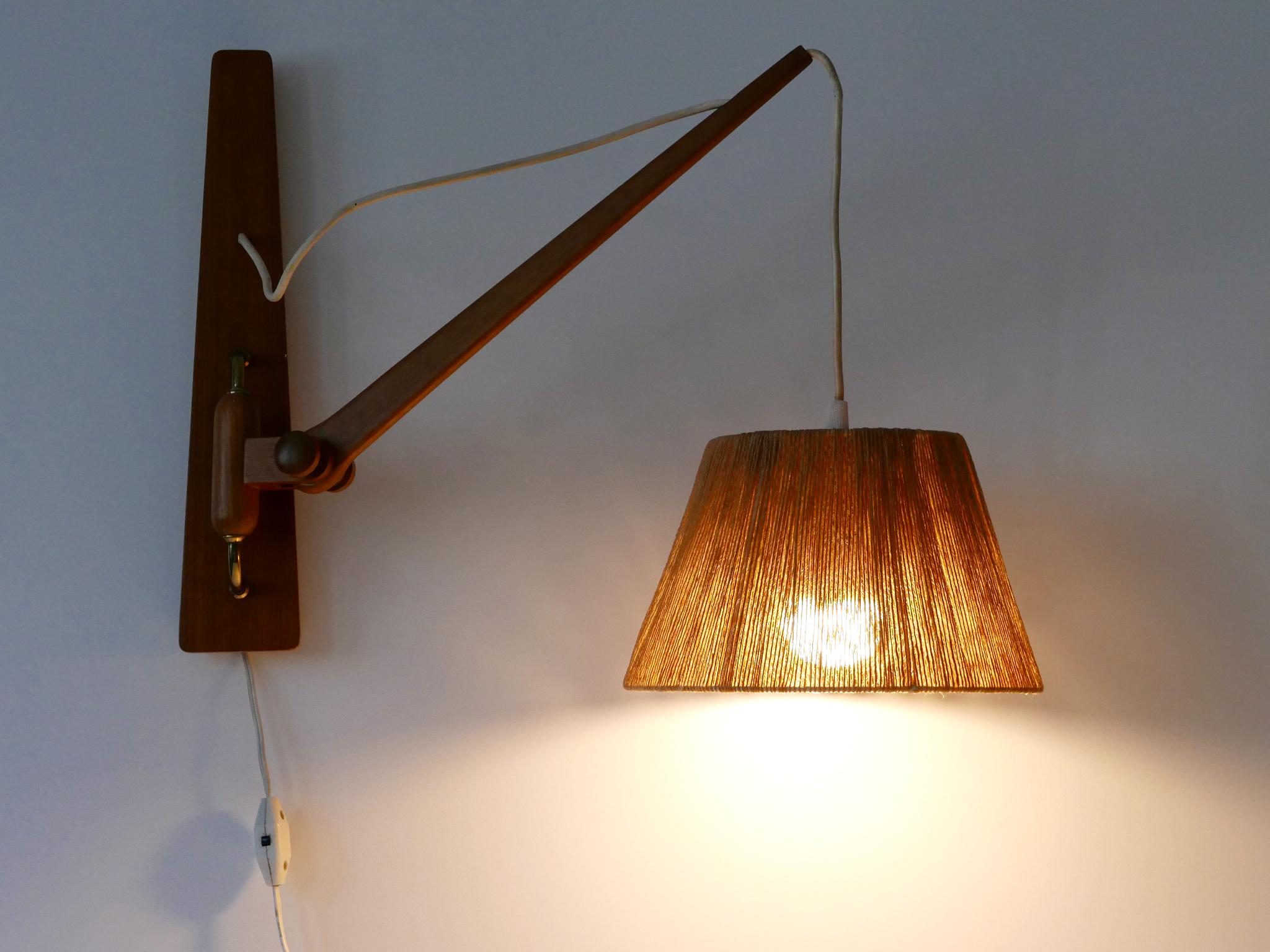 Elegante aplique de pared de madera de teca y sisal del columpio moderno de mediados de siglo Dinamarca Años 60 Latón en venta