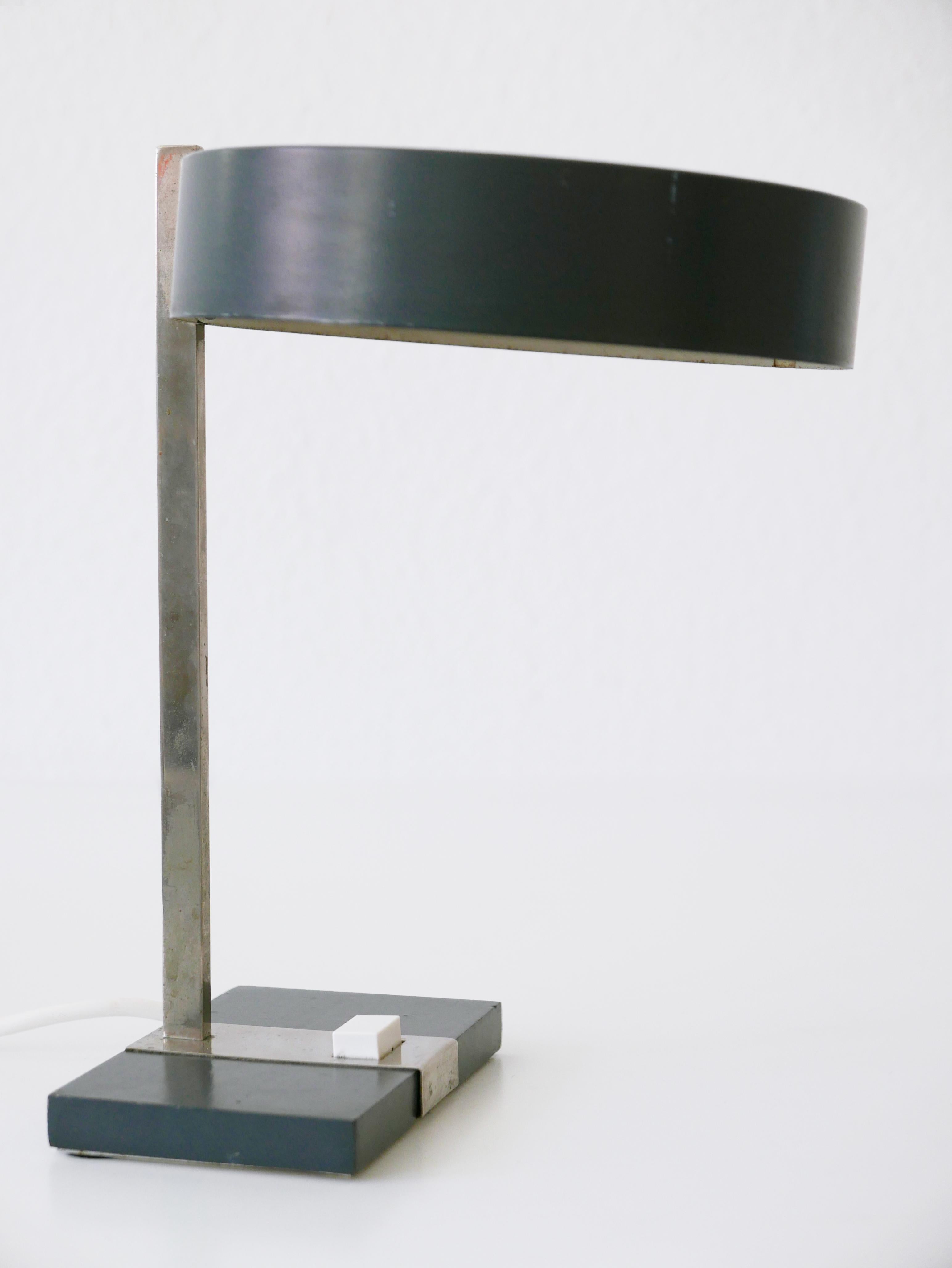 Elegante elegante Mid-Century-Modern-Tischlampe oder Schreibtischleuchte von Hillebrand, 1960er Jahre, Deutschland (Moderne der Mitte des Jahrhunderts) im Angebot