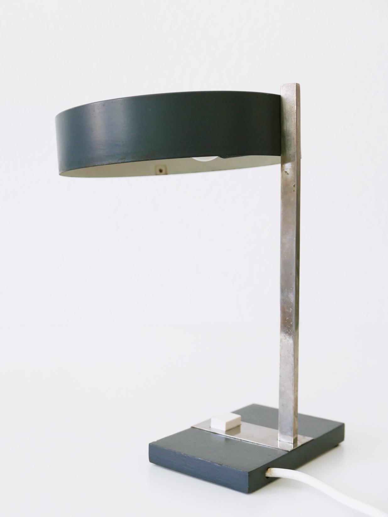 Elegante elegante Mid-Century-Modern-Tischlampe oder Schreibtischleuchte von Hillebrand, 1960er Jahre, Deutschland (Metall) im Angebot