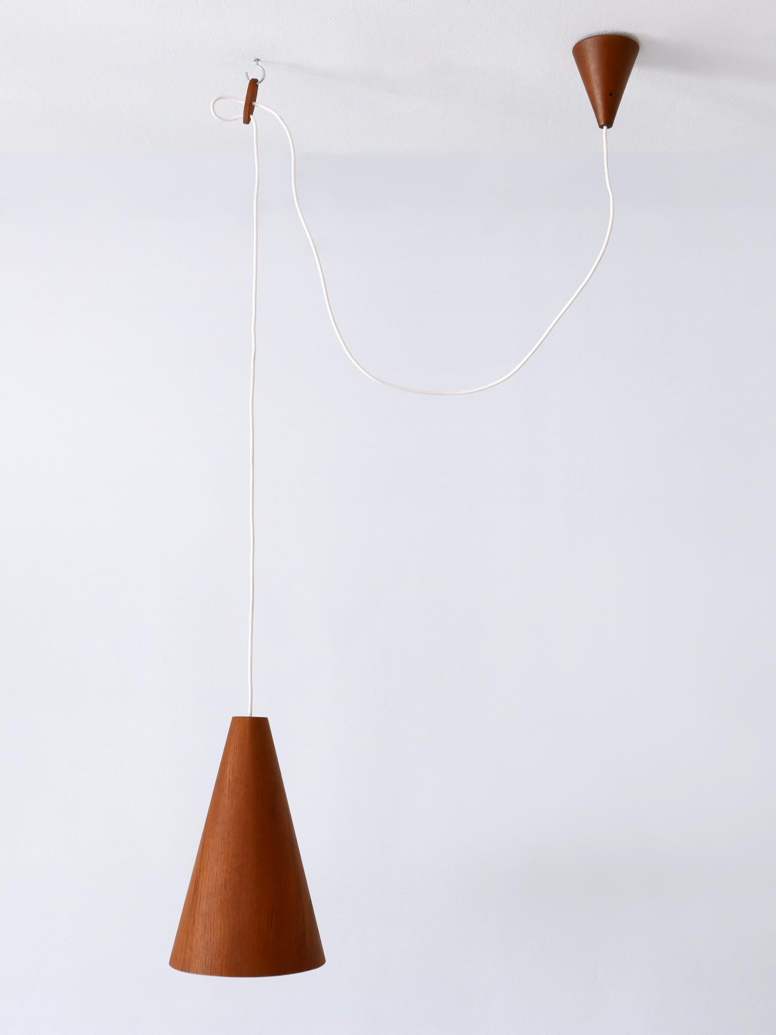 Elegante lampada a sospensione in teak della metà del secolo scorso Scandinavia 1960 in vendita 9