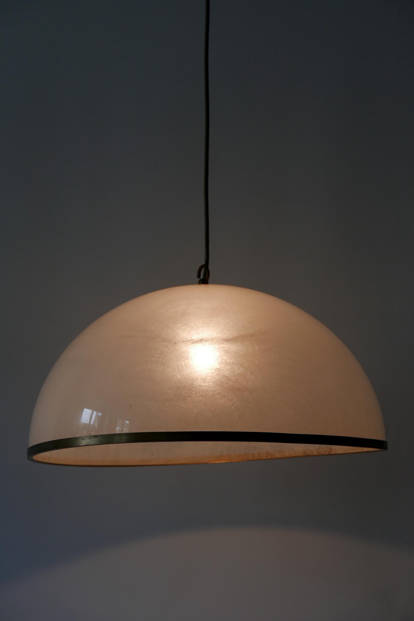 Elegant Mid-Century Modern Textured Lucite Pendant Lamp or Hanging Light, 1970s For Sale 5