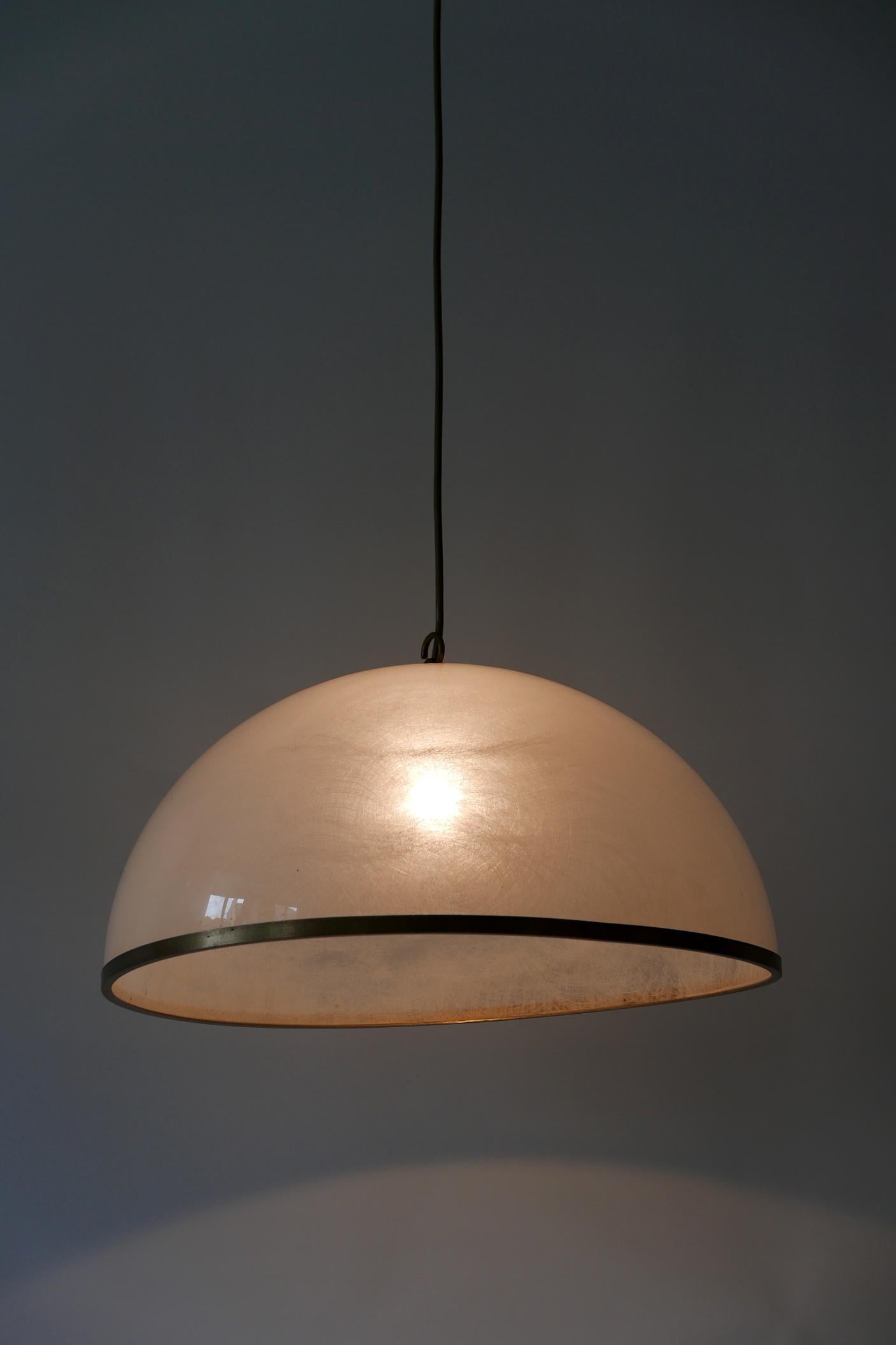 Elegant Mid-Century Modern Textured Lucite Pendant Lamp or Hanging Light, 1970s For Sale 6