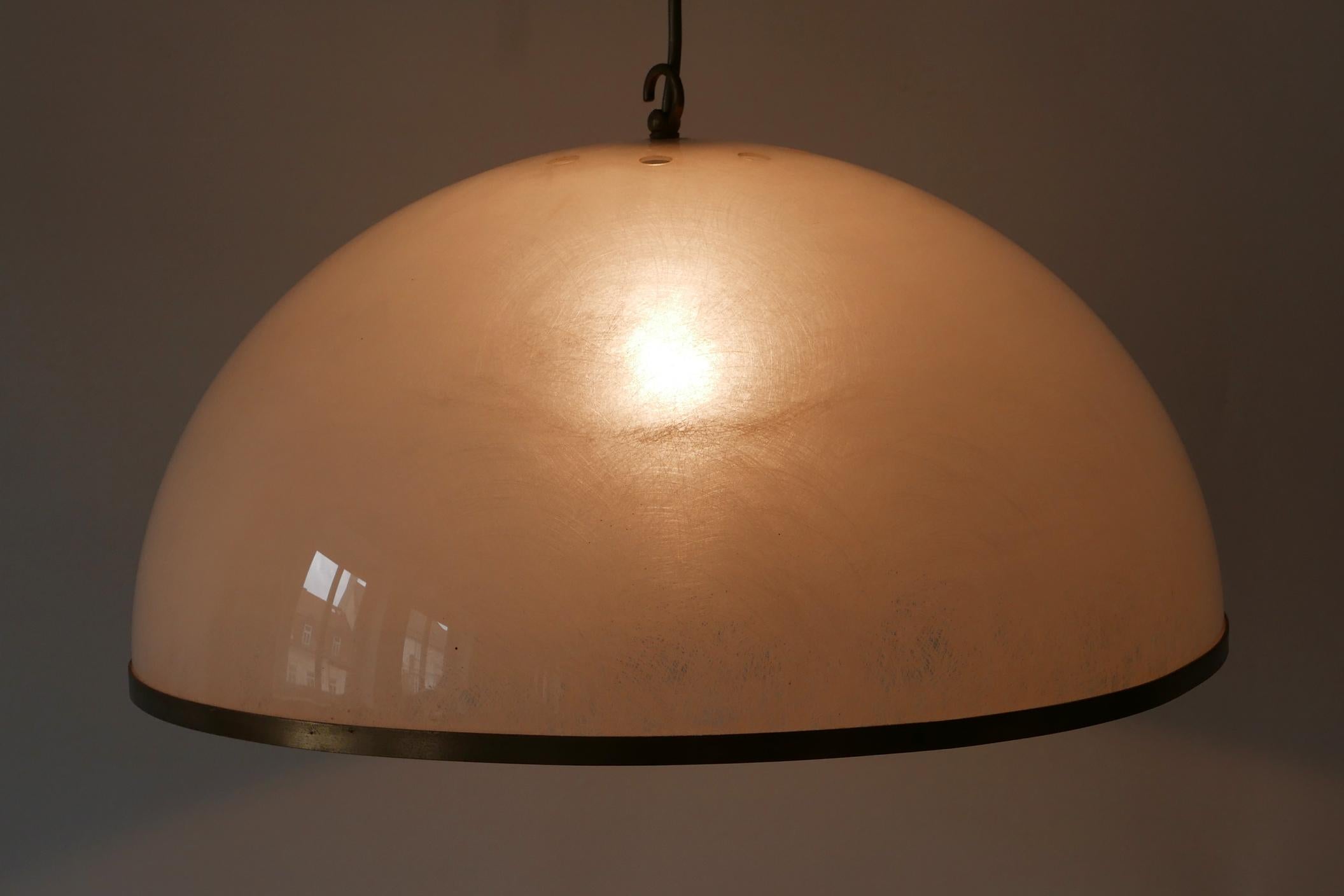 Lovely Mid-Century Modern pendant lamp or hanging light. Manufactured probably in Italy, 1970s.

Executed in textured lucite and brass, it comes with 1 x E27 / 26 Edison screw fit bulb holder, is wired and in working condition. It runs both on