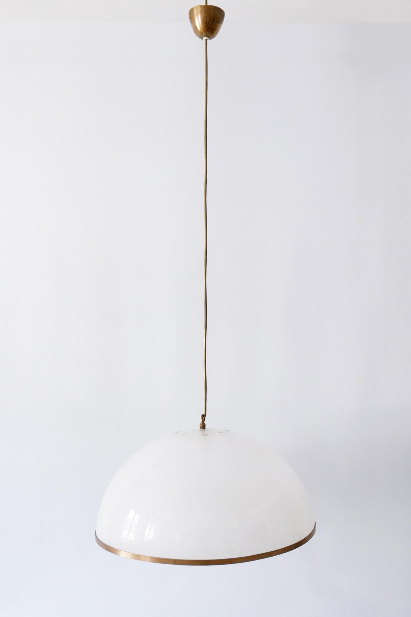 Elegant Mid-Century Modern Textured Lucite Pendant Lamp or Hanging Light, 1970s In Good Condition For Sale In Munich, DE