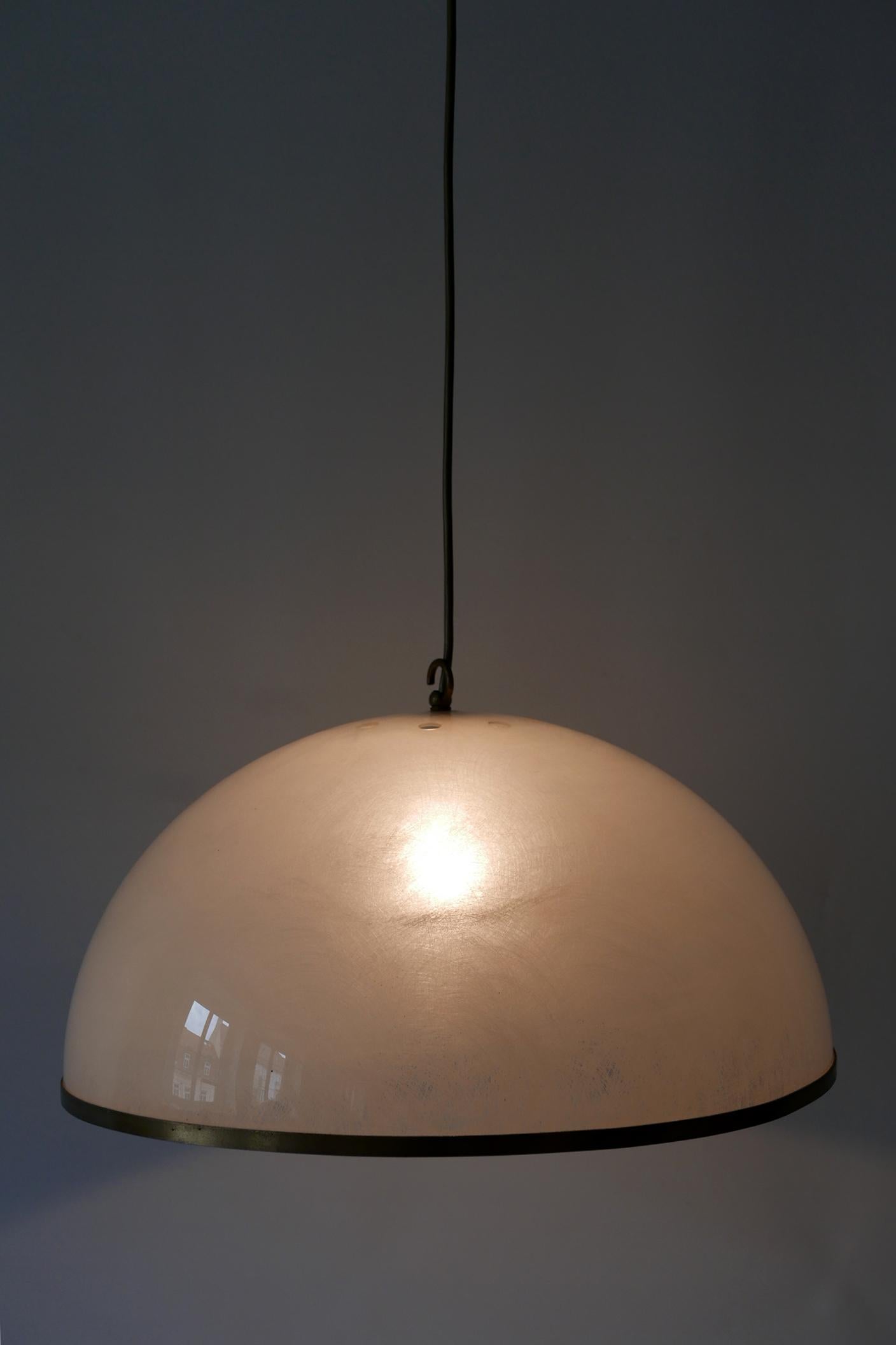 Ottone Elegante lampada a sospensione in lucite testurizzata della modernità di metà secolo, anni '70 in vendita