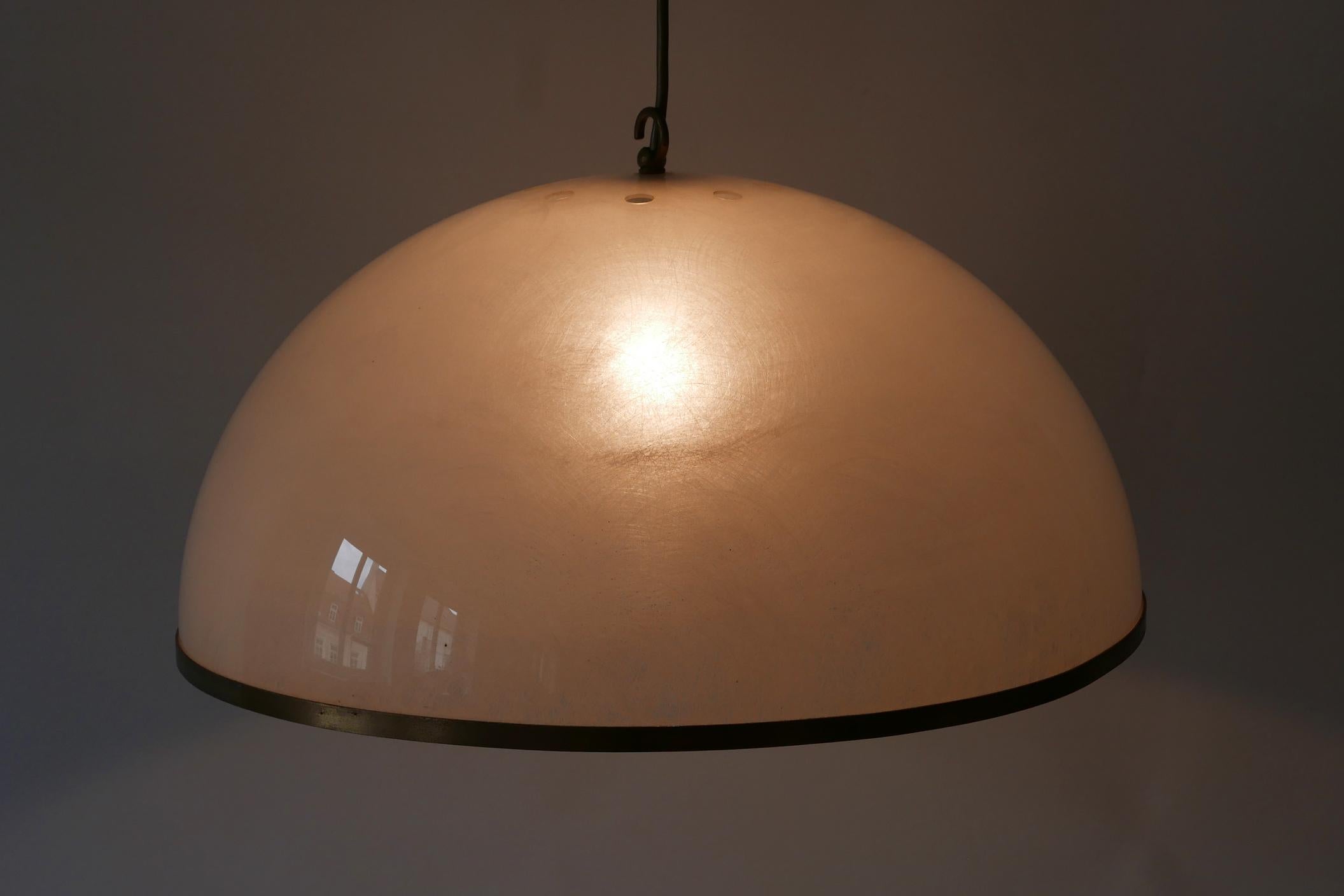 Elegant Mid-Century Modern Textured Lucite Pendant Lamp or Hanging Light, 1970s For Sale 3