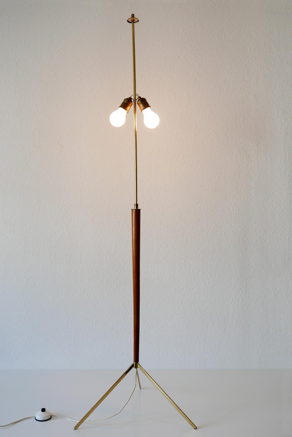 Rare et élégant lampadaire tripode de style Mid-Century Modern. Conçu et fabriqué probablement par J. T. Kalmar, Vienne, Autriche, années 1950. 

Exécuté en laiton et en bois. La lampe a besoin de 2 ampoules E27 à vis Edison, elle est câblée et en