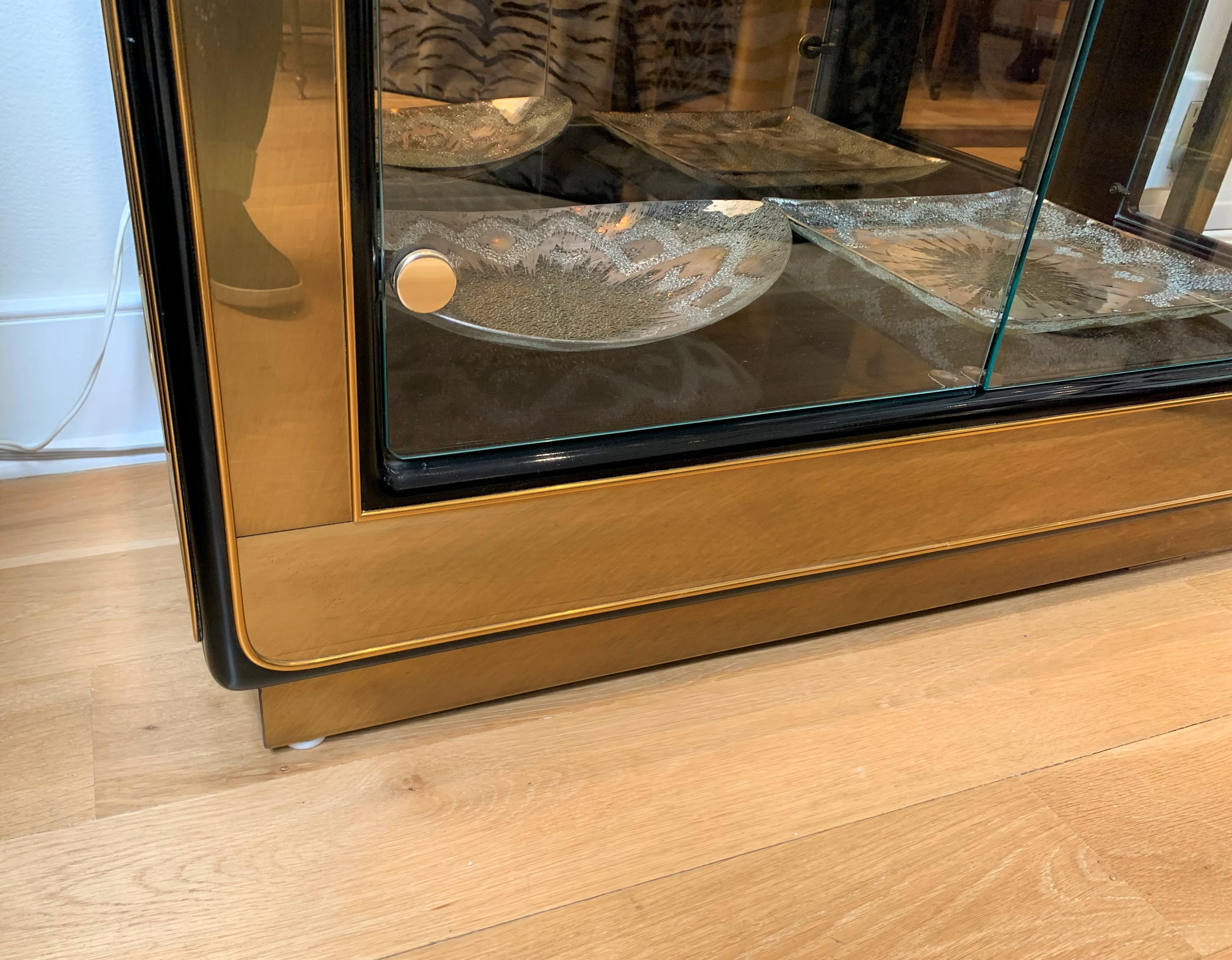 Mid-Century Modern Vitrine Mastercraft élégante du milieu du siècle dernier laquée noire, laiton et verre en vente