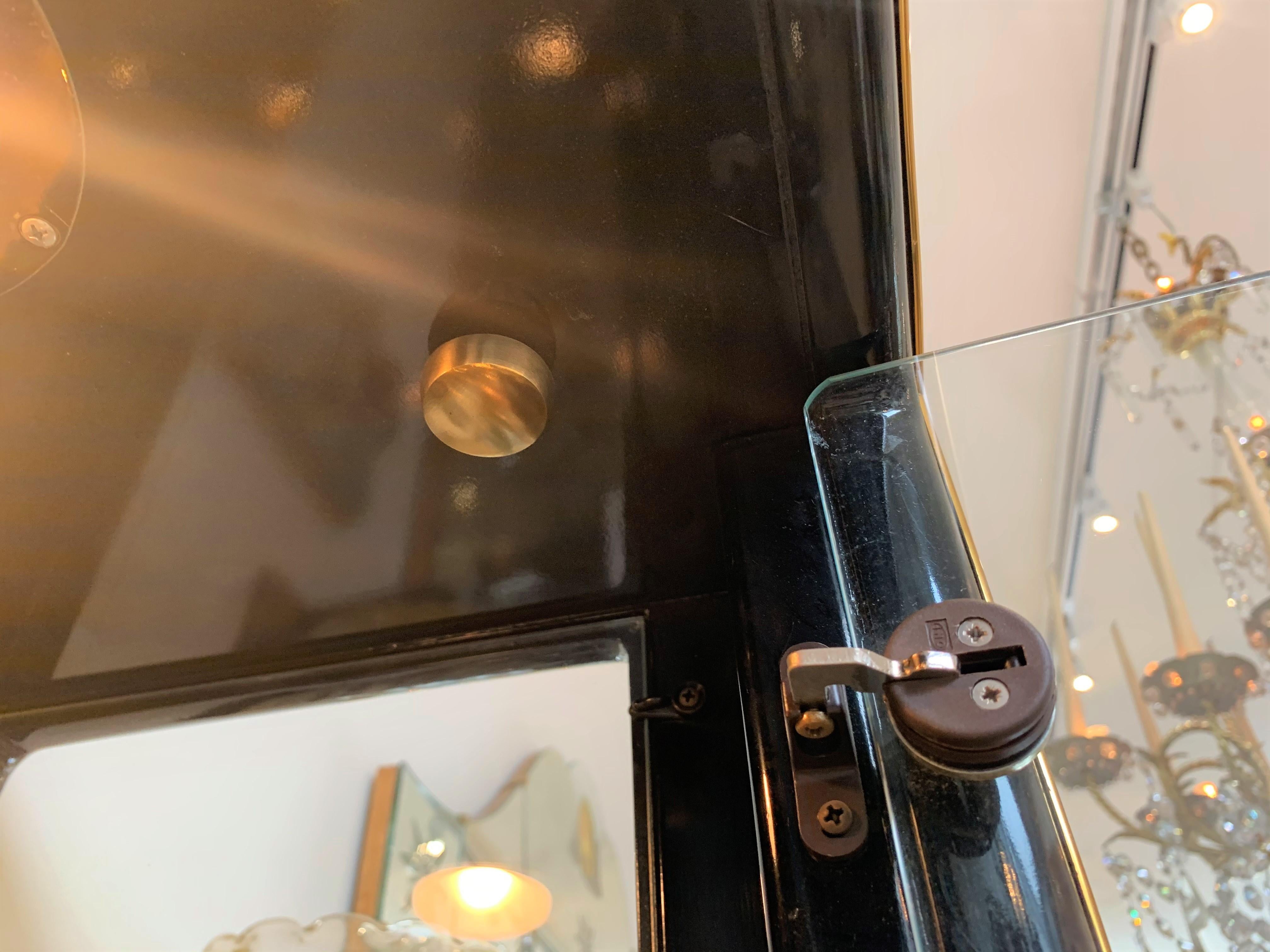 Effet bronze Vitrine Mastercraft élégante du milieu du siècle dernier laquée noire, laiton et verre en vente