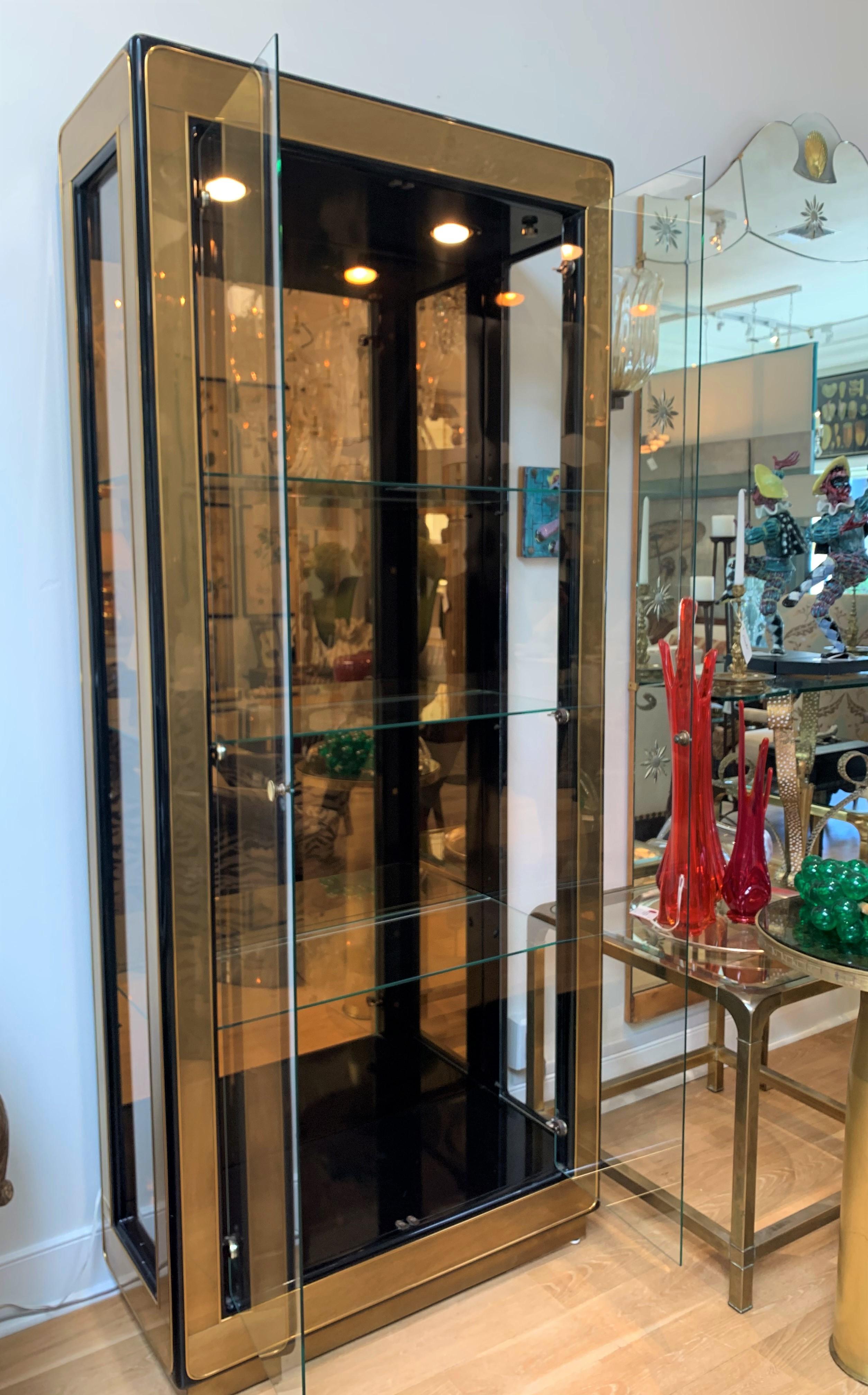 Elegant Mid-Century Modern Vintage Mastercraft Black Lacquer, Brass Vitrine In Good Condition For Sale In Los Angeles, CA