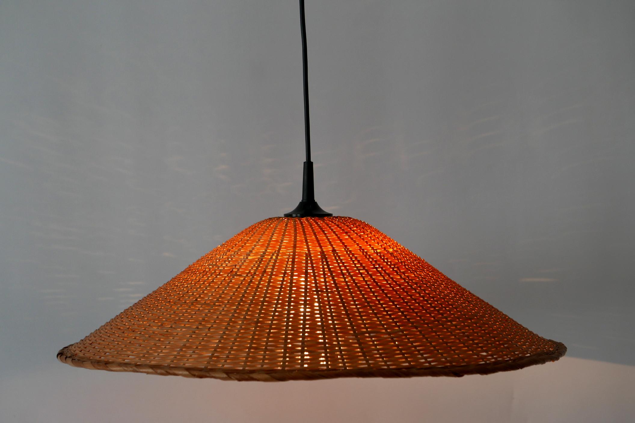 Lovely Mid-Century Modern pendant lamp or hanging light. Manufactured probably in 1960s, Germany.

Executed in wicker, it comes with 1 x E27 Edison screw fit bulb holder, is wired and in working condition. It runs both on 110/230 Volt. 

Good