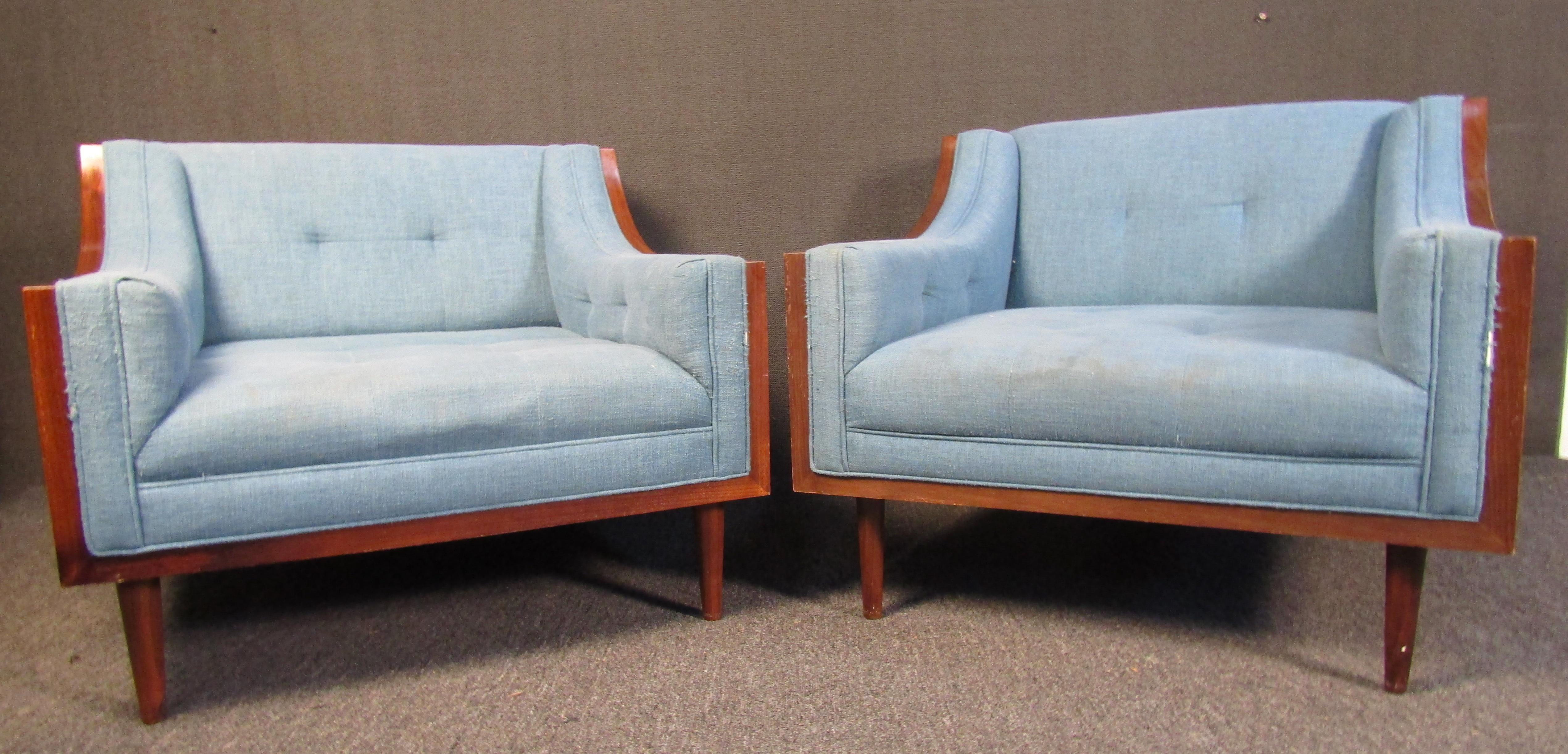 Set aus zwei modernen Vintage-Sesseln. Die Stühle sind mit einem hellen, babyblauen Stoff gepolstert und stehen auf konischen Beinen in tiefen, farbenfrohen Walnussschalen. Diese stilvollen und studiös wirkenden Loungesessel wären eine schöne