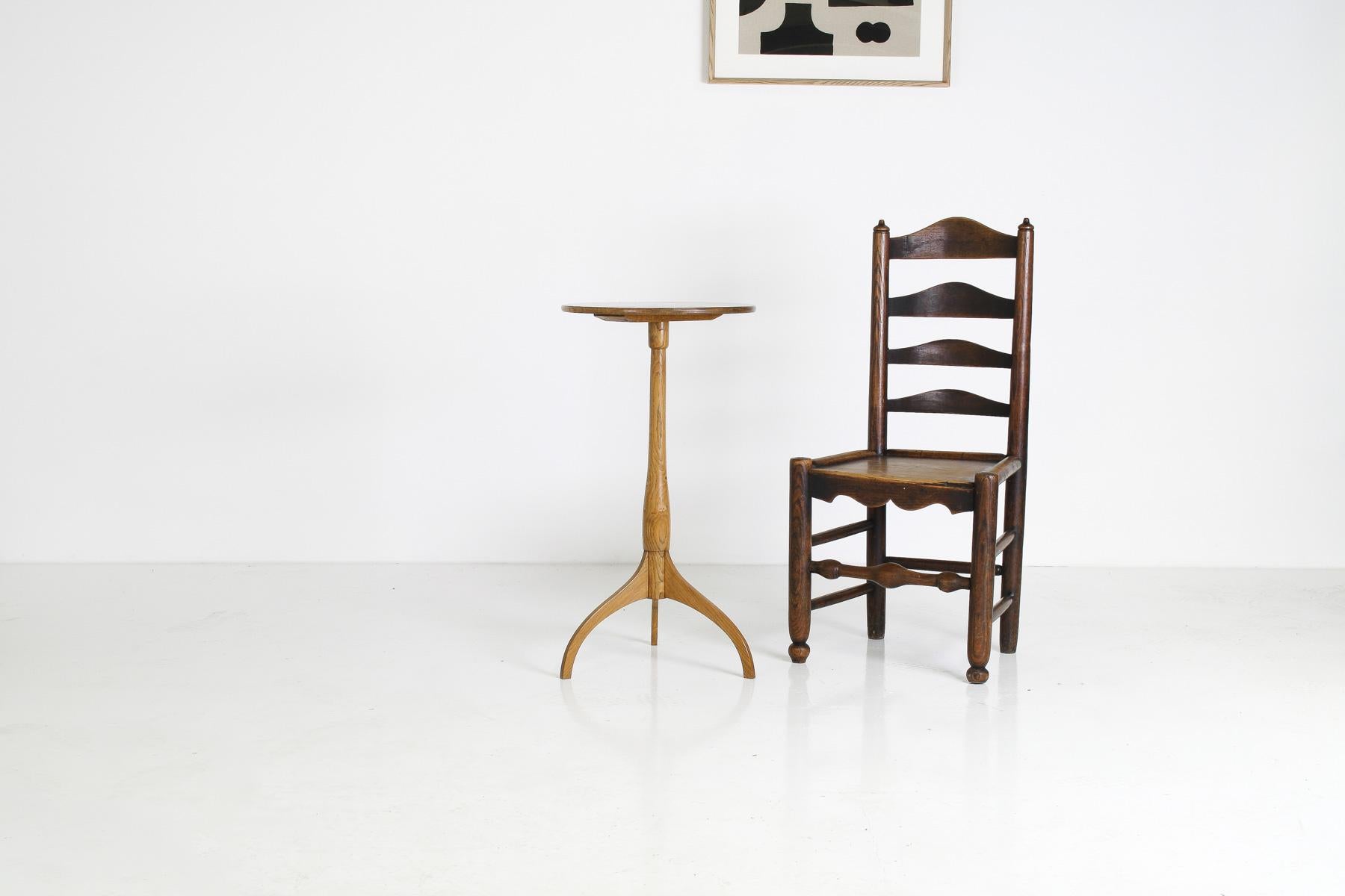 Elegant Mid Century Pedestal Side Table in Light Oak For Sale 4